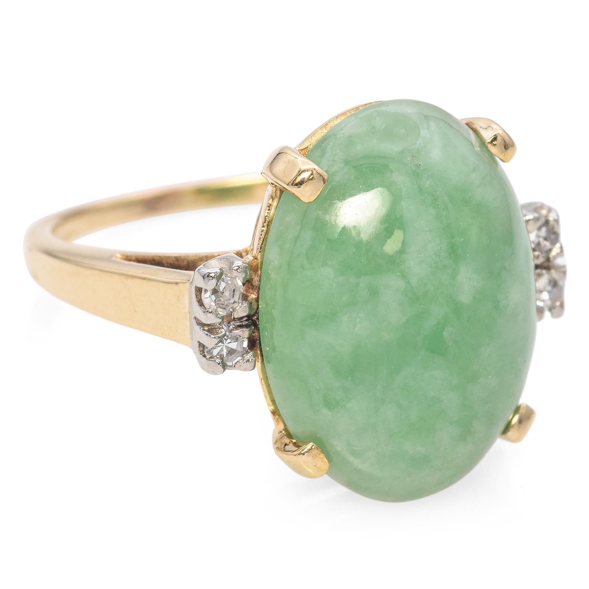 Ovaler Jade-Cabochon-Cocktailring aus Gelbgold im Zustand „Gut“ in New York, NY