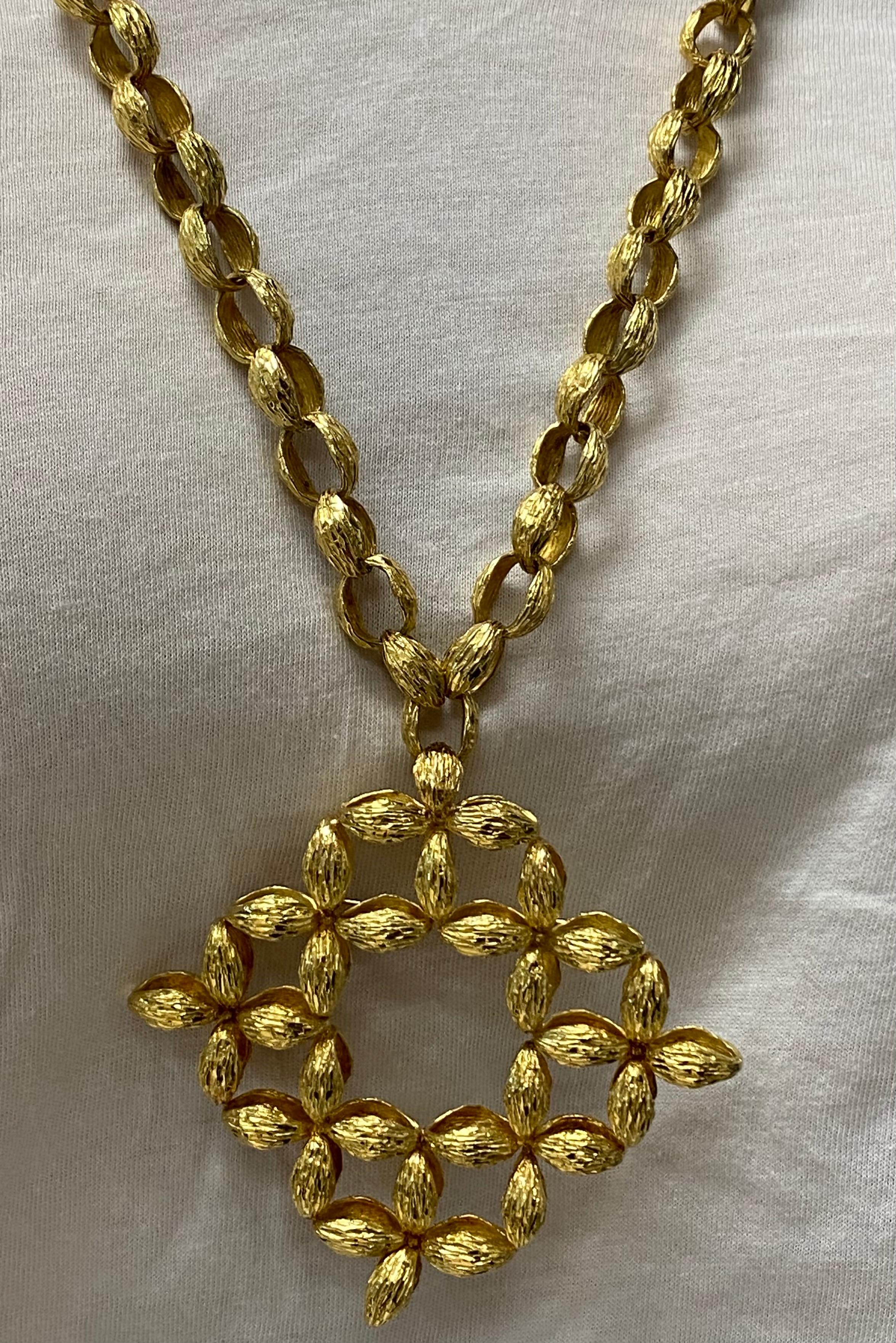 Chaîne collier à maillons ovales vintage en or jaune avec pendentif et broche  en vente 7