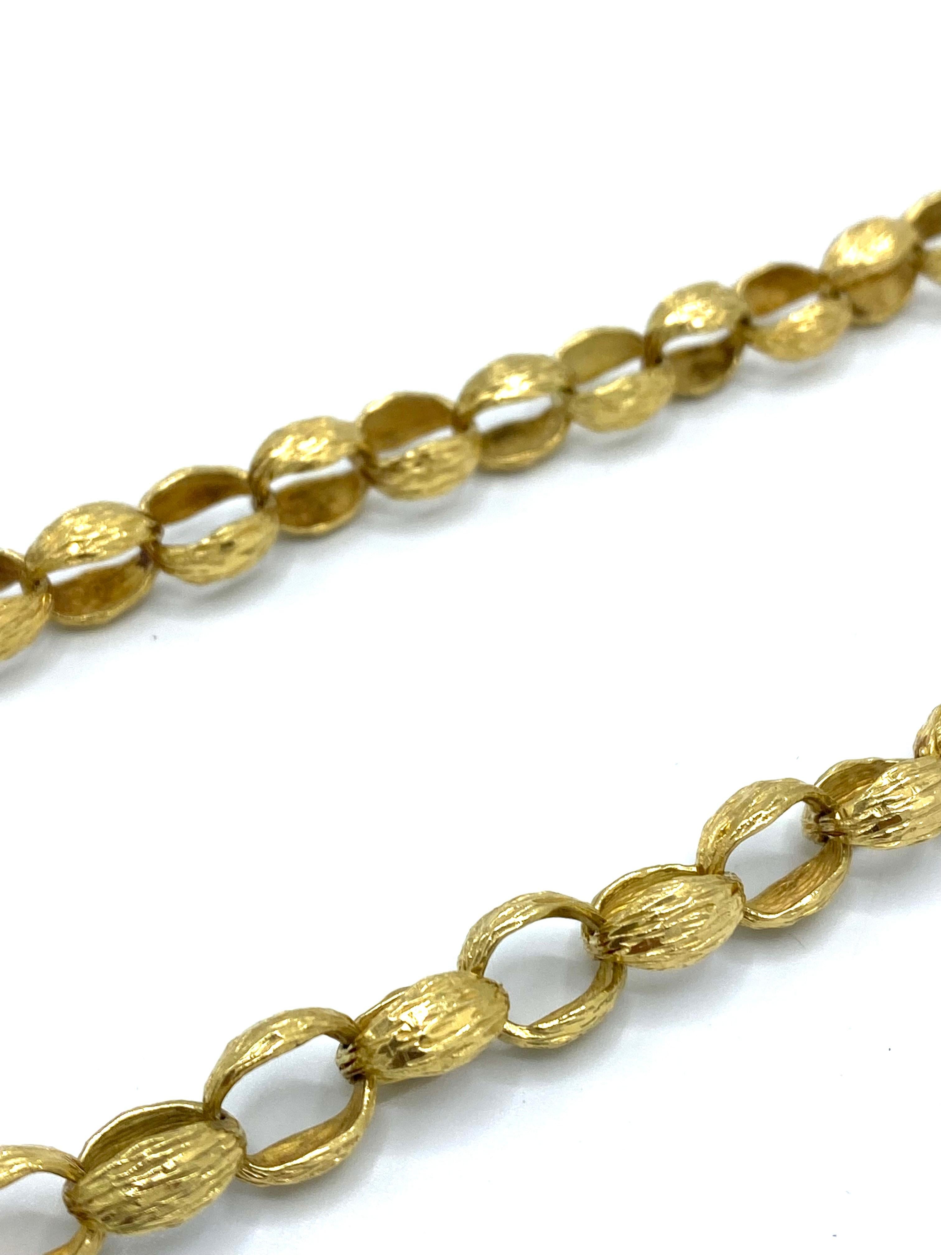 Einzelheiten zum Produkt:

Die Halskette und die Brosche sind aus 18-karätigem Gelbgold gefertigt, mit strukturierter Oberfläche und Blumenmotiv.

Die Halskette ist 34 Zoll lang und 5/16 Zoll breit. Das Gewicht beträgt 113.2 Gramm.
Der Anhänger ist