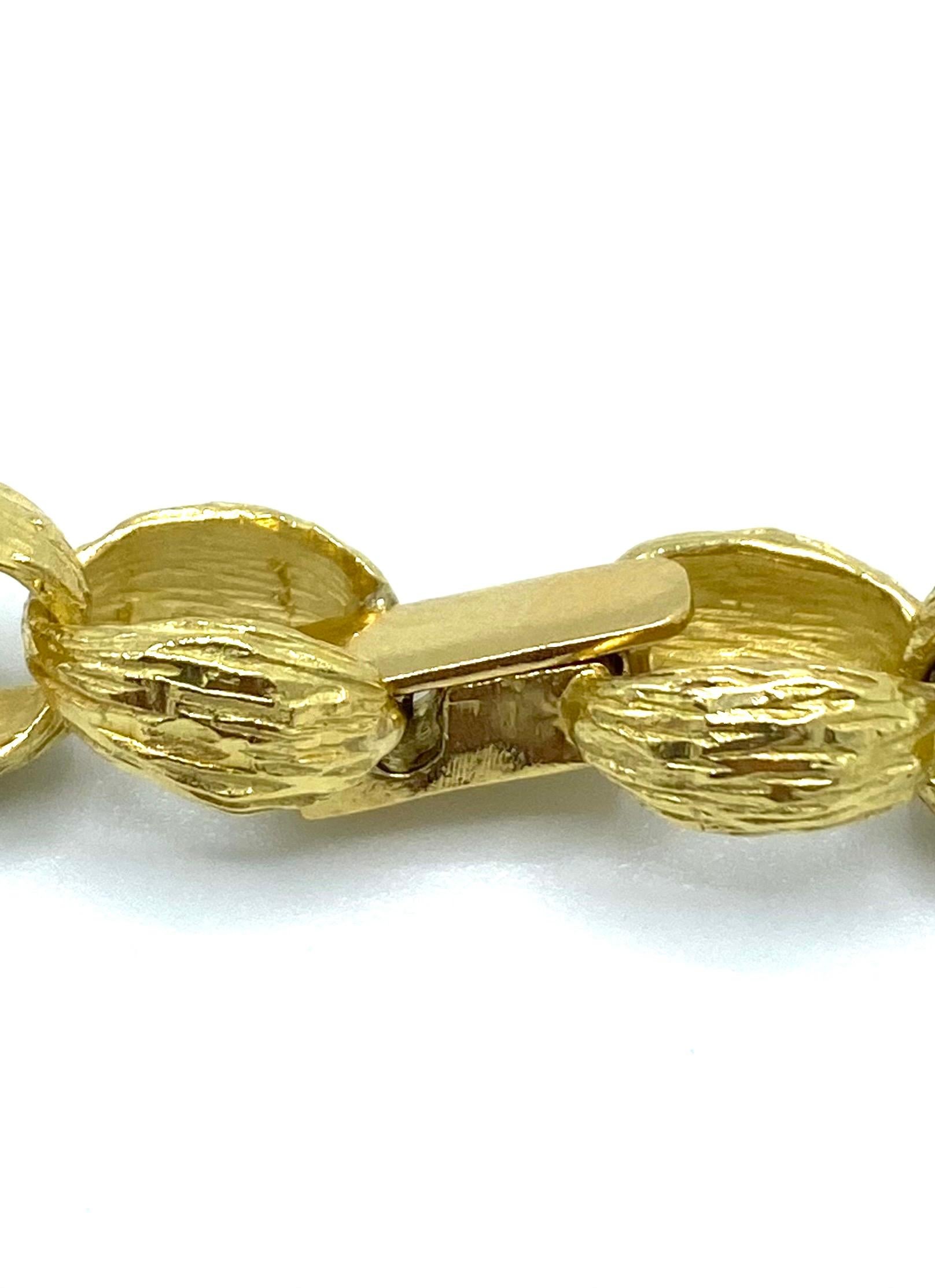 Chaîne collier à maillons ovales vintage en or jaune avec pendentif et broche  en vente 1
