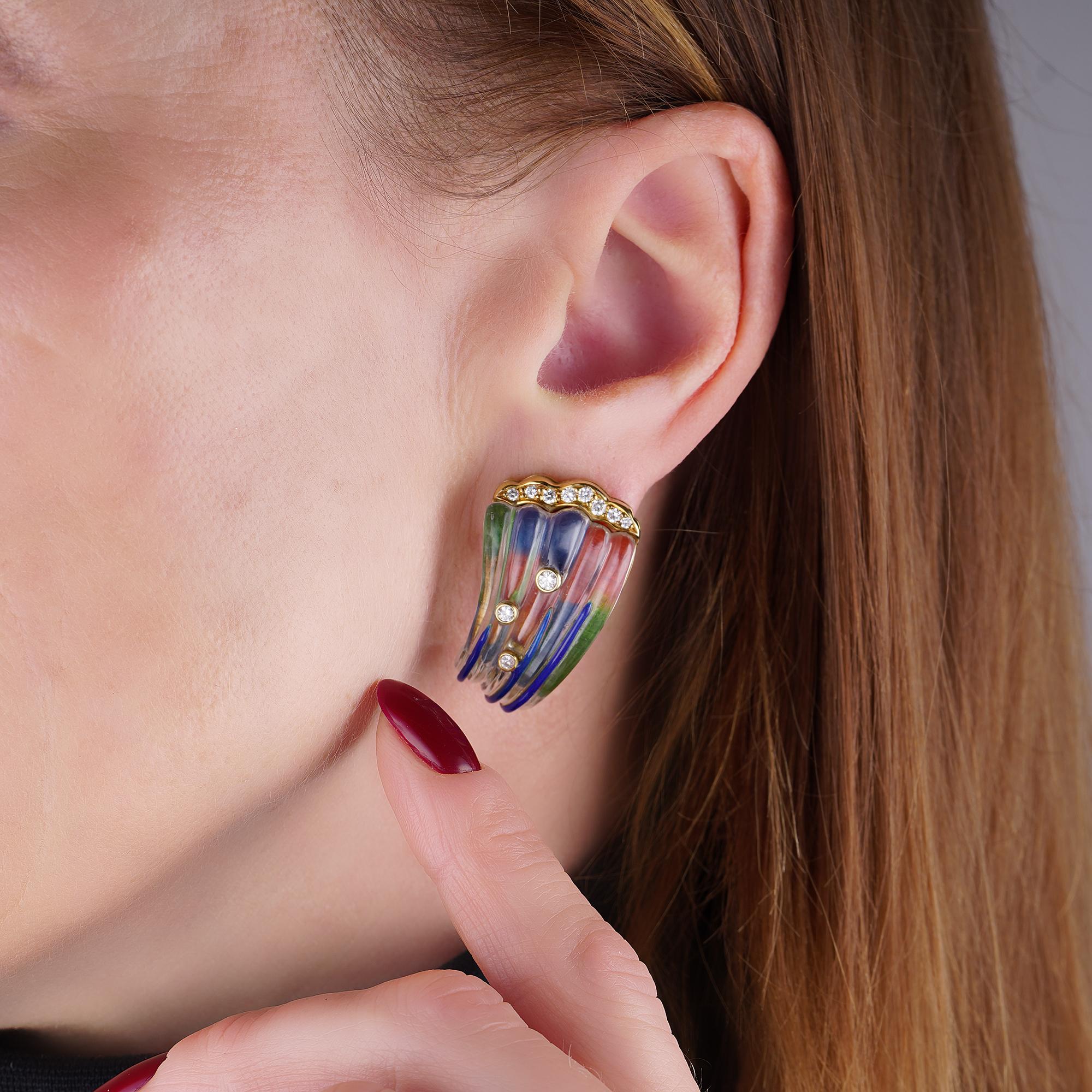 Vintage 18kt yellow gold pair of rock crystal diamond clip - on earrings.
Made in Circa 1970s
Hallmarked with 750 mark.

Style: These earrings feature a bold, retro-modernist design that is evocative of jewellery styles from the mid-20th century,