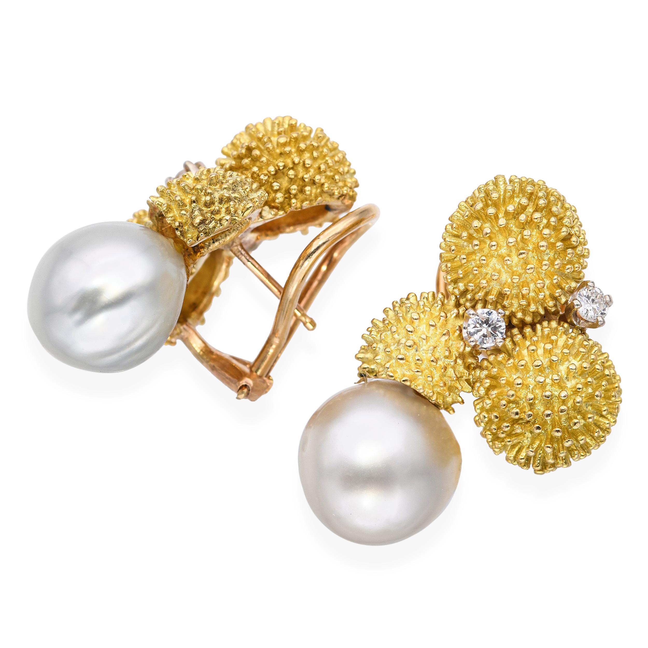 Questi eleganti orecchini vintage sono realizzati in oro giallo con una finitura strutturata che aggiunge consistenza e profondità. Ogni orecchino è impreziosito da una perla lucente accentuata da diamanti scintillanti, creando un raffinato
