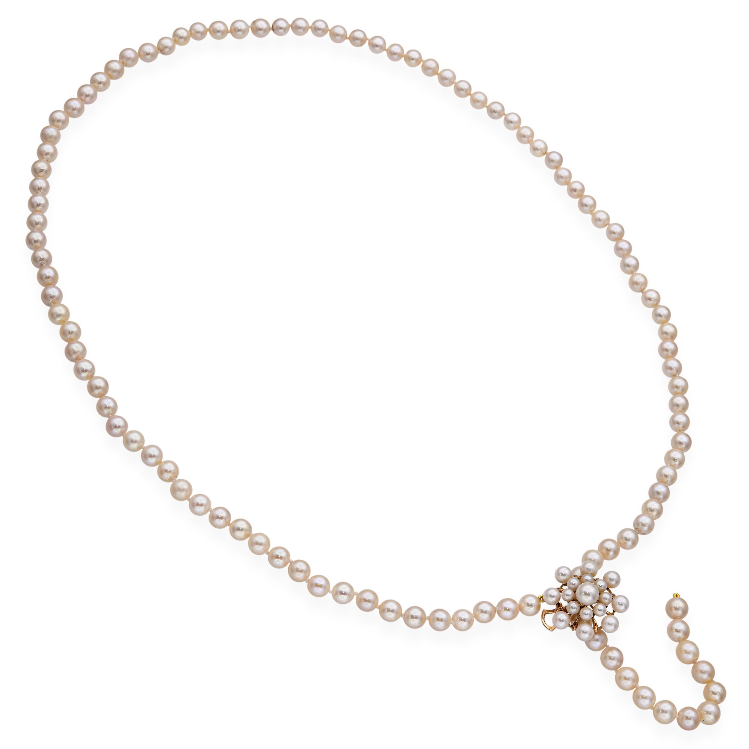 Questa elegante collana lariat vintage è caratterizzata da un filo continuo di luminose perle color crema accentate da una chiusura a molla a grappolo floreale realizzata in caldo oro giallo. La chiusura si apre e si fissa facilmente, permettendoti
