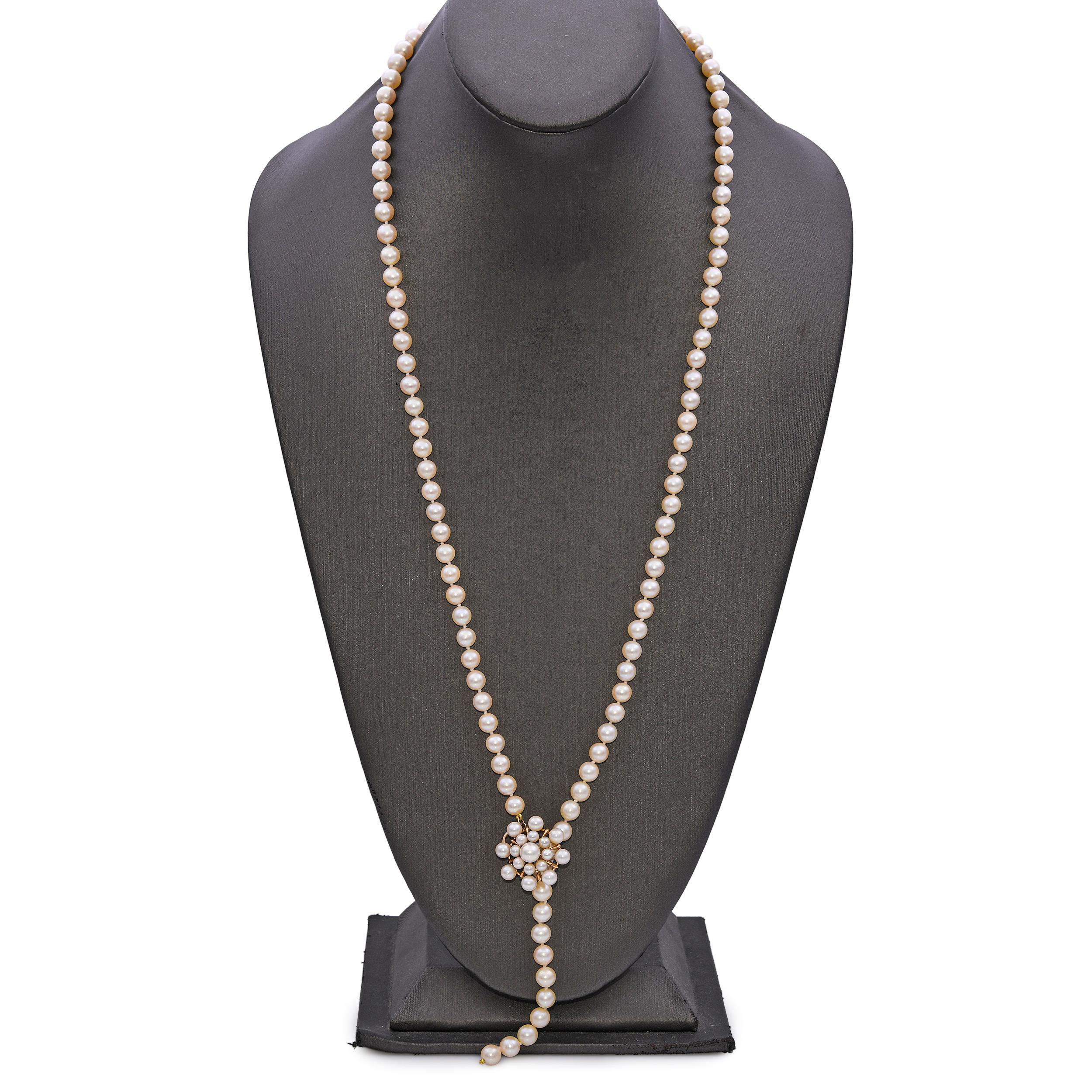Grezzo Collana Lariat d'epoca in oro giallo con fili di perle e chiusura a grappolo floreale in vendita
