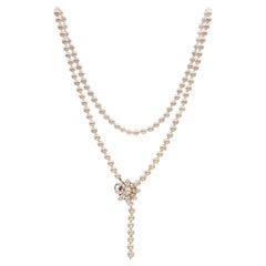Collana Lariat d'epoca in oro giallo con fili di perle e chiusura a grappolo floreale