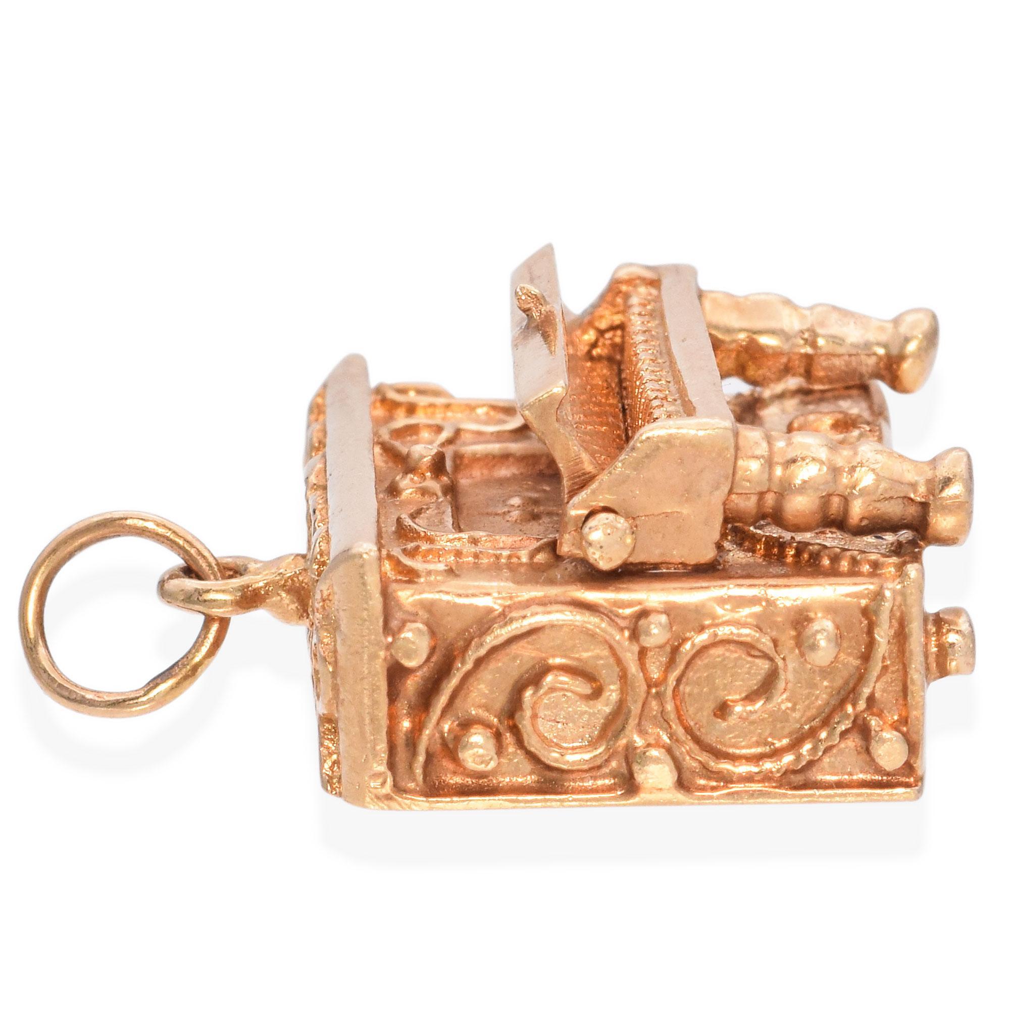 Vintage Yellow Gold Piano Charm For Sale 2