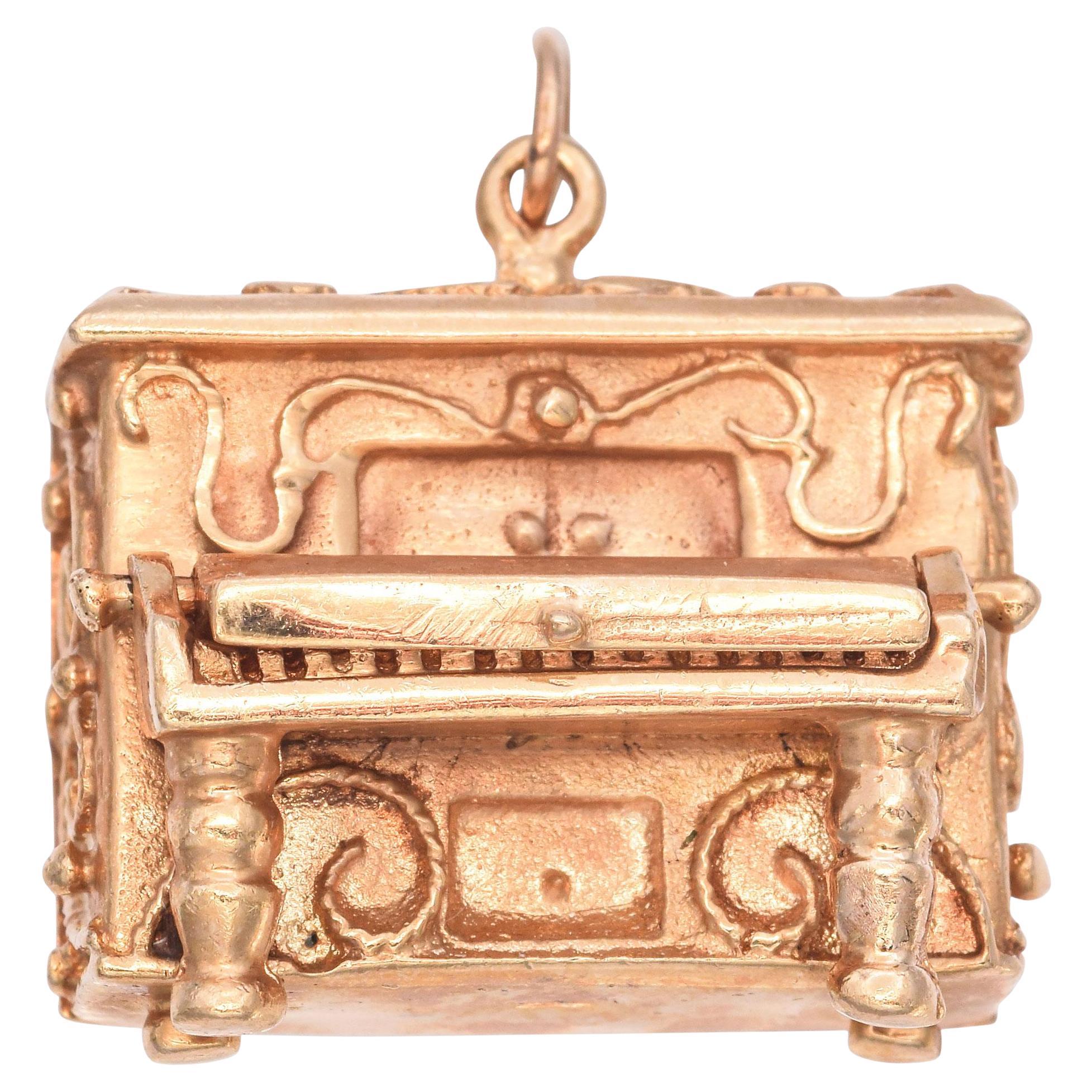 Vintage Yellow Gold Piano Charm For Sale