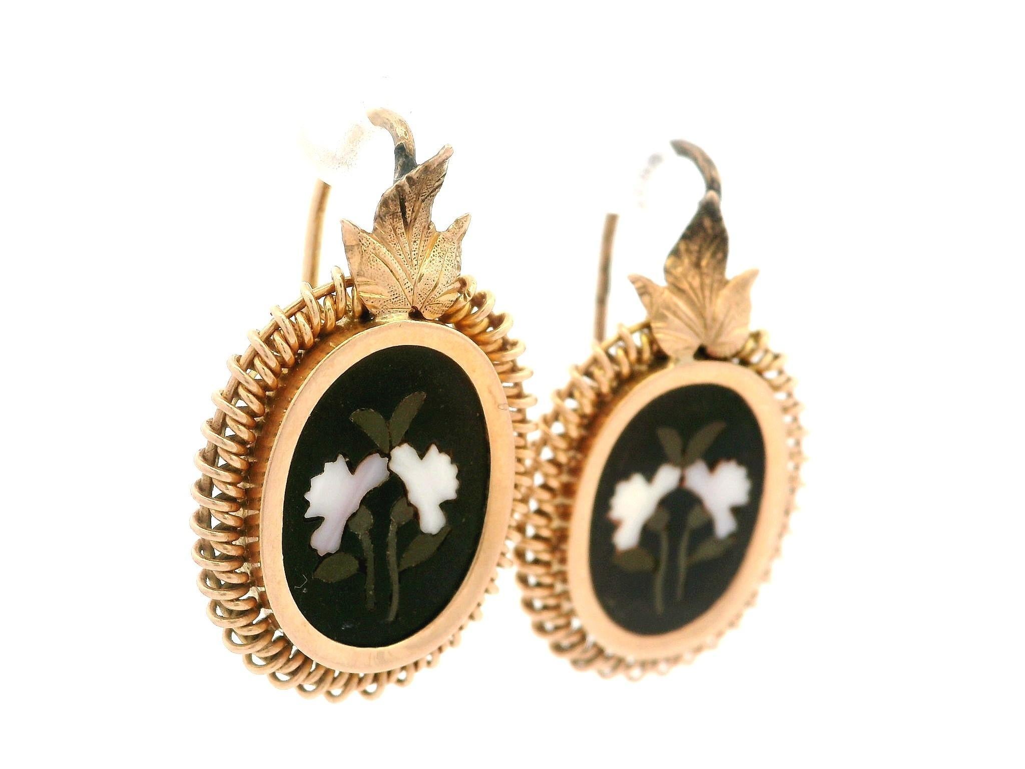 -A. Stone
(2) Pietra dura - taglio ovale - castone - colore nero 

Materiale: Oro giallo massiccio 14k
Peso: 6,3 grammi
Supporto: Ganci a filo (è necessario avere le orecchie forate).
Larghezza complessiva: 16,5 mm (0,65