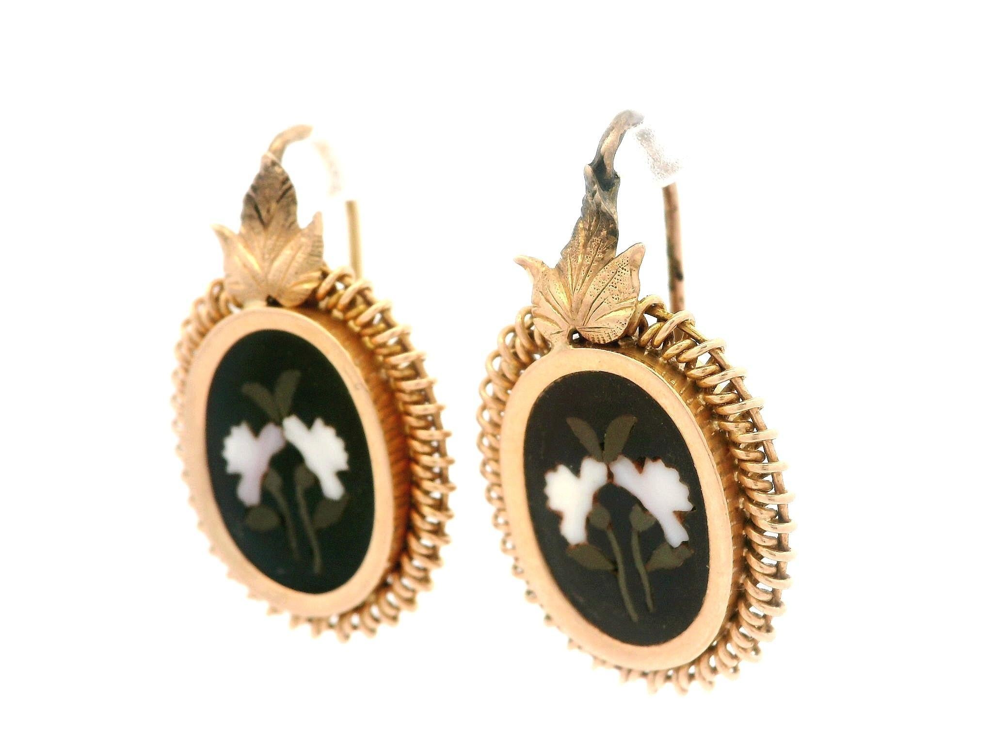 Art Nouveau Orecchini a goccia floreali in pietra dura d'oro giallo d'epoca in vendita