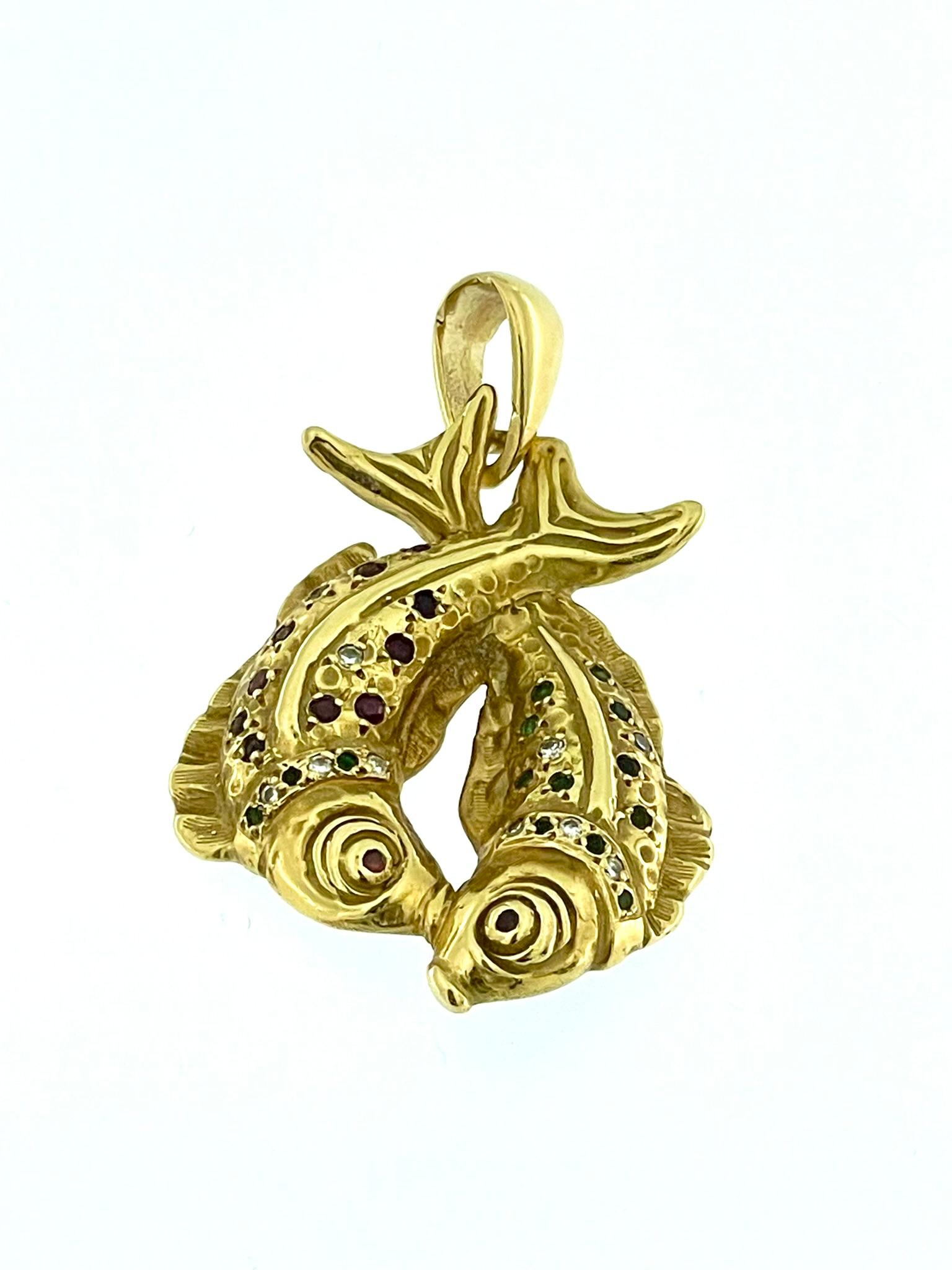 Vintage Yellow Gold Pisces Zodiac Sign Pendant with Gemstones In Good Condition For Sale In Esch-Sur-Alzette, LU