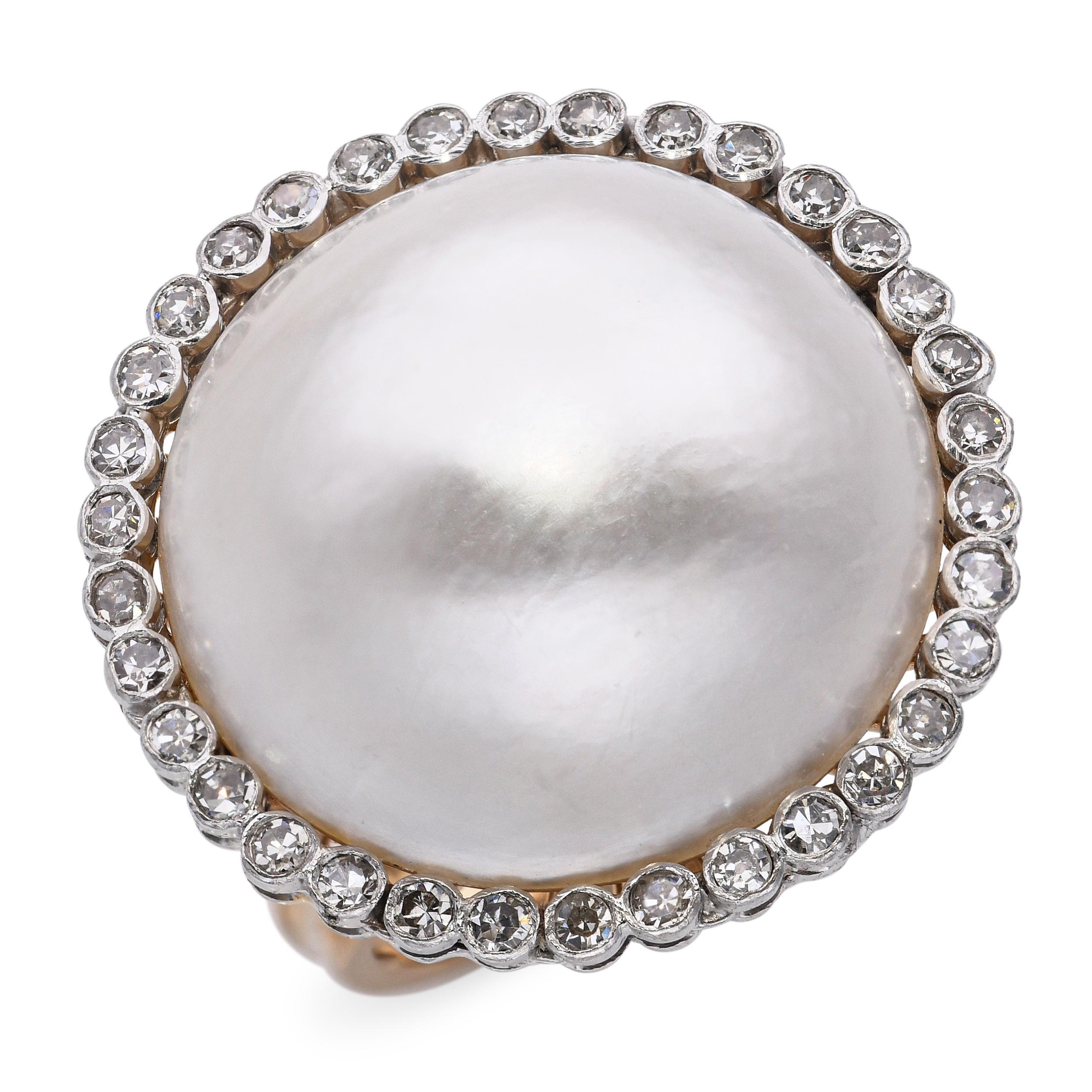 Bague vintage en or jaune 13k, diamant et perle de mabe, présentant une perle de mabe lustrée accentuée par des diamants étincelants sertis dans une monture unique en or jaune 13k. L'or chaud complète magnifiquement l'éclat doux de la perle, tandis