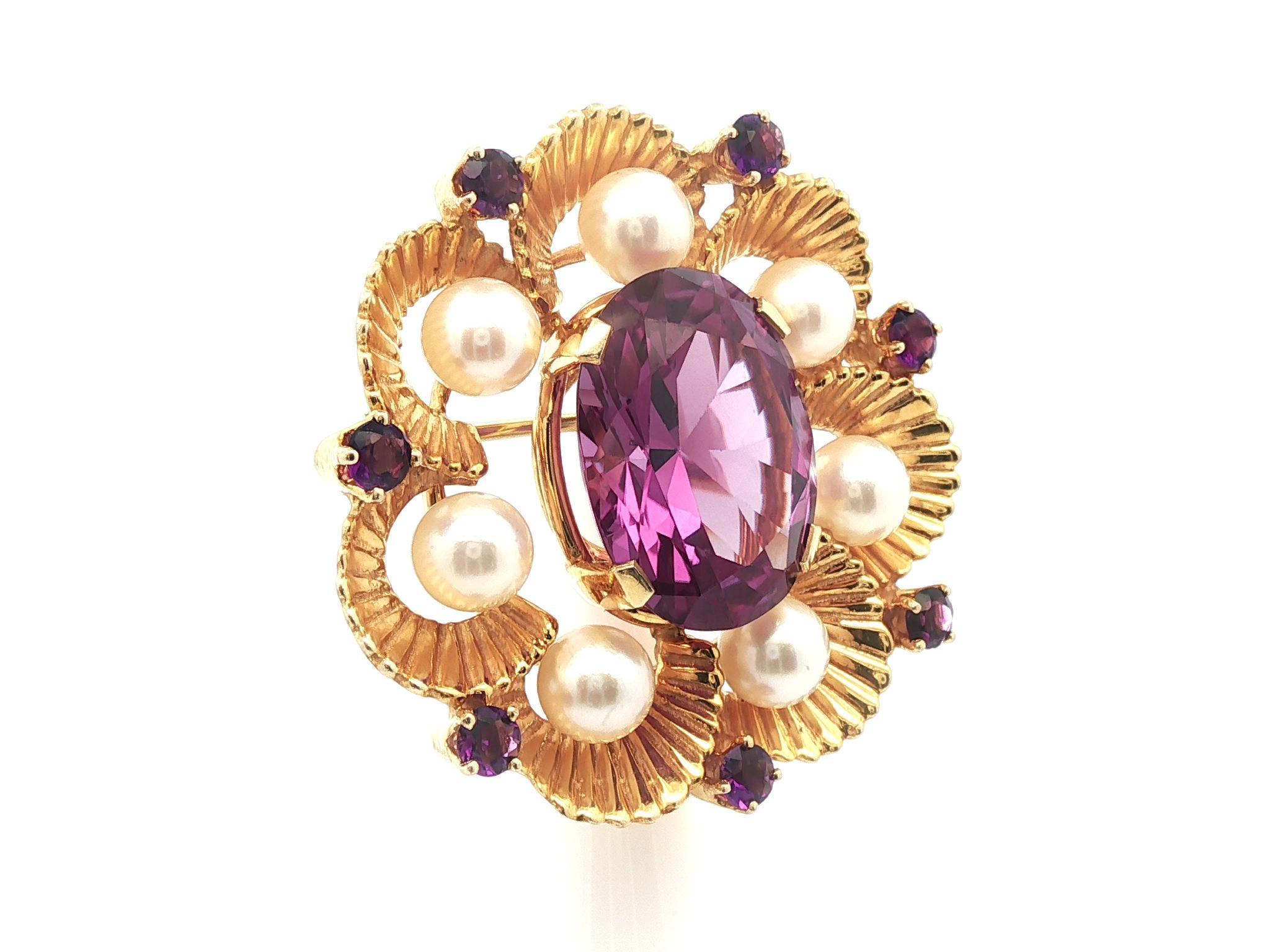 Taglio brillante Spilla floreale rotonda d'epoca in oro giallo con pietra viola, ametista e perla in vendita