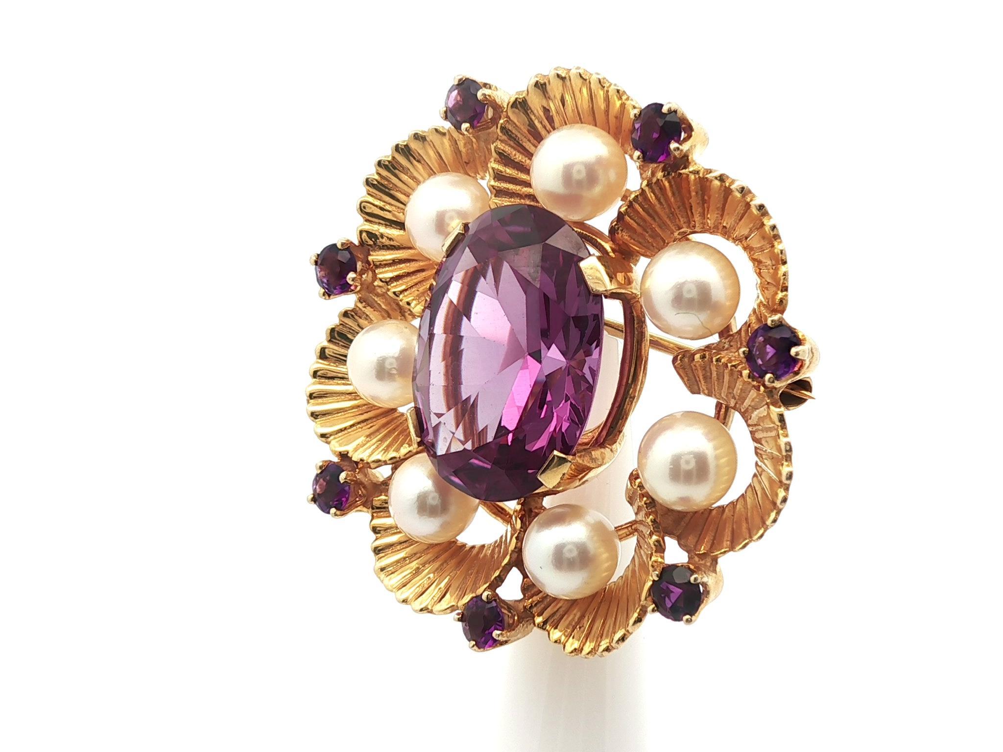 Spilla floreale rotonda d'epoca in oro giallo con pietra viola, ametista e perla In condizioni buone in vendita a Montclair, NJ