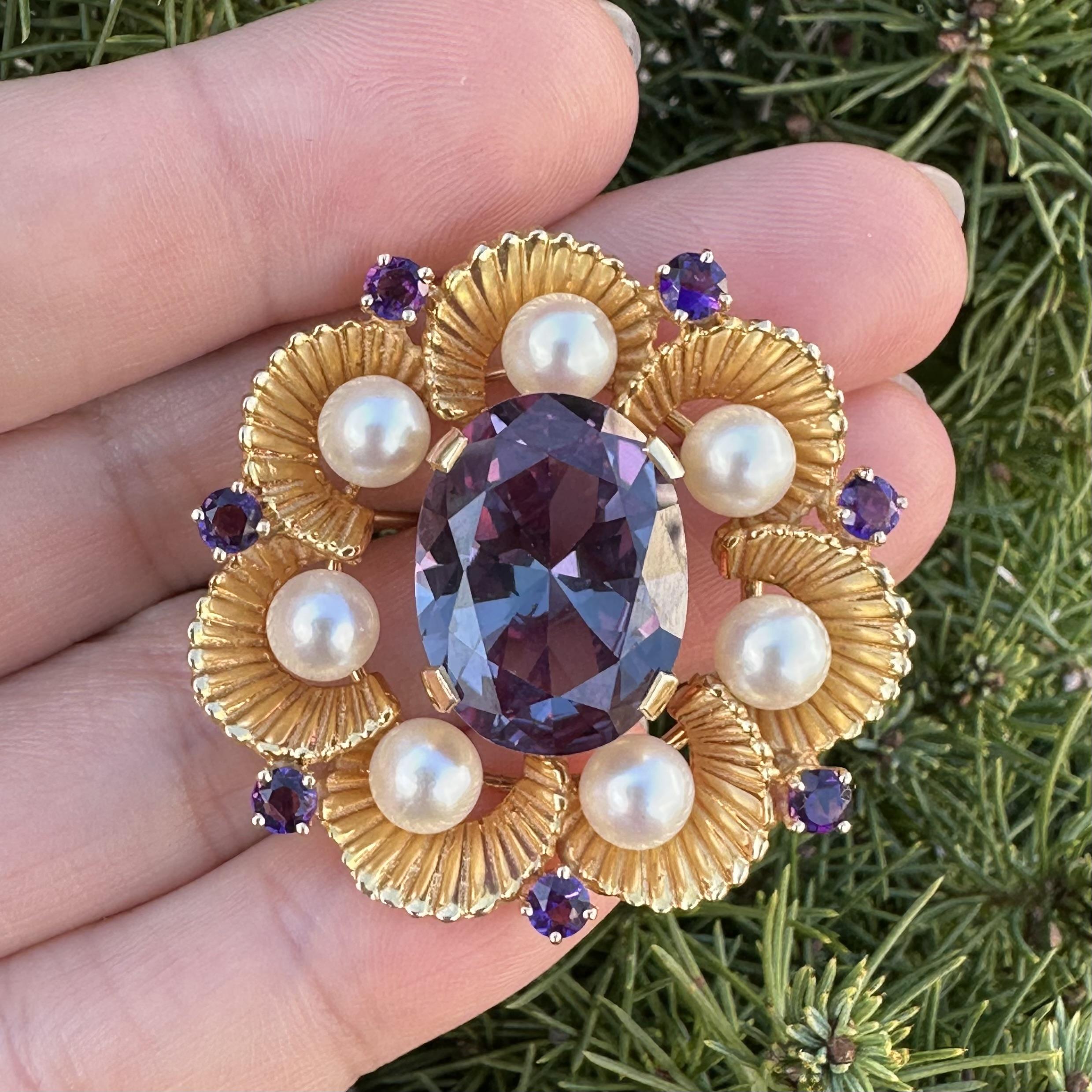 Donna Spilla floreale rotonda d'epoca in oro giallo con pietra viola, ametista e perla in vendita