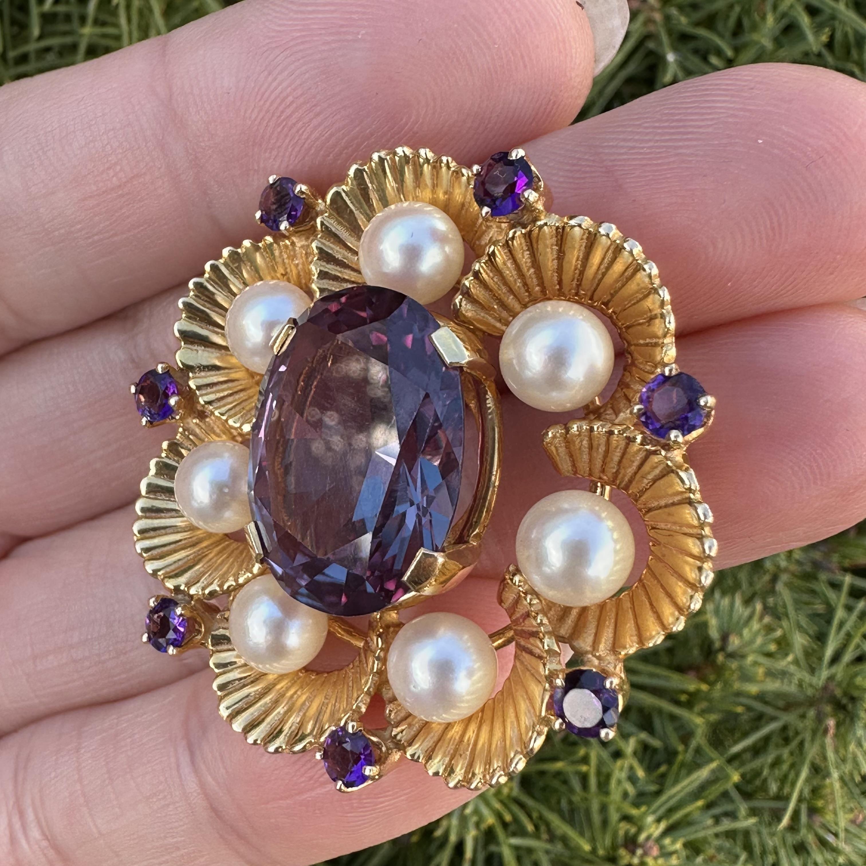 Spilla floreale rotonda d'epoca in oro giallo con pietra viola, ametista e perla in vendita 1