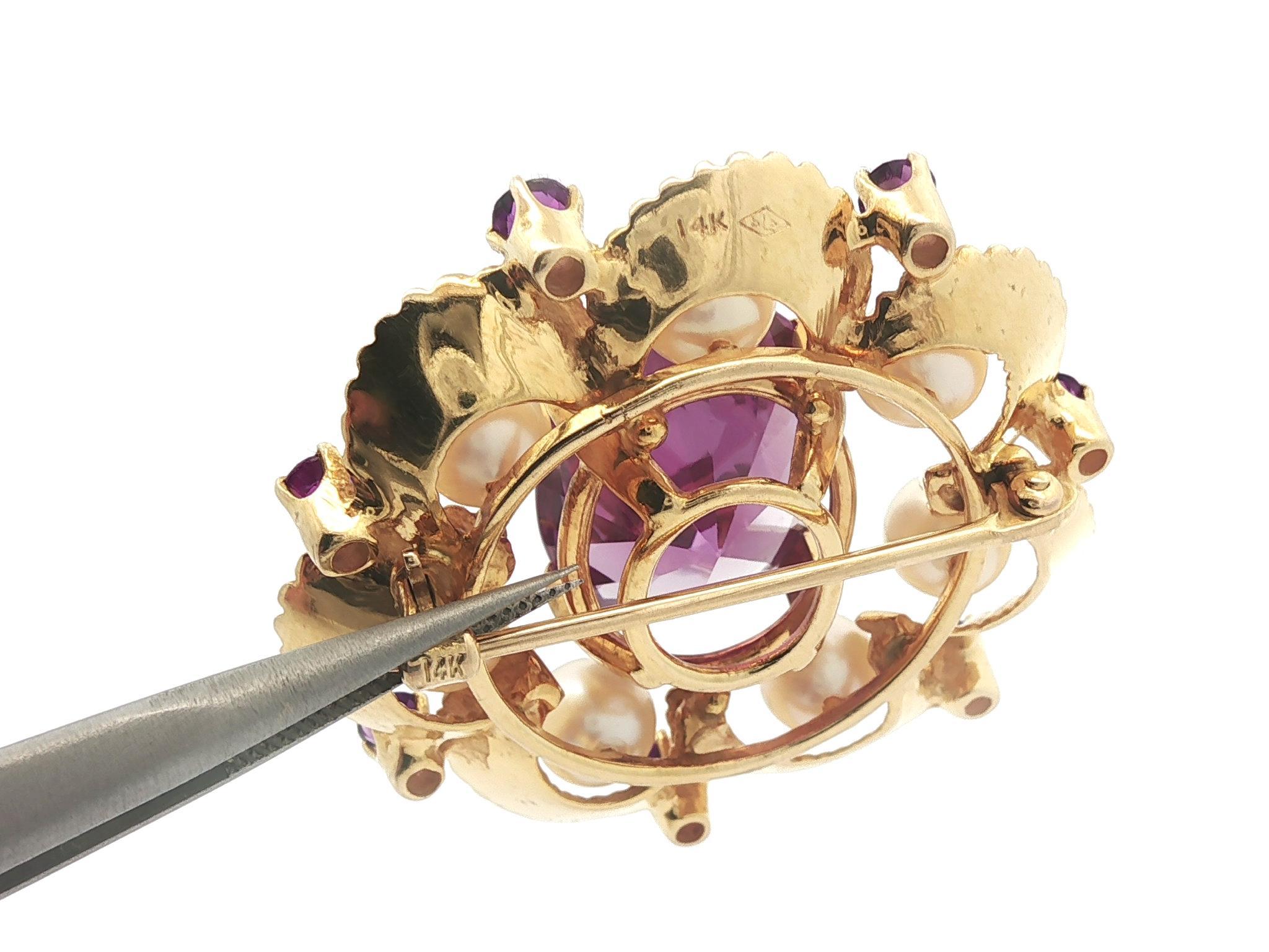 Spilla floreale rotonda d'epoca in oro giallo con pietra viola, ametista e perla in vendita 2