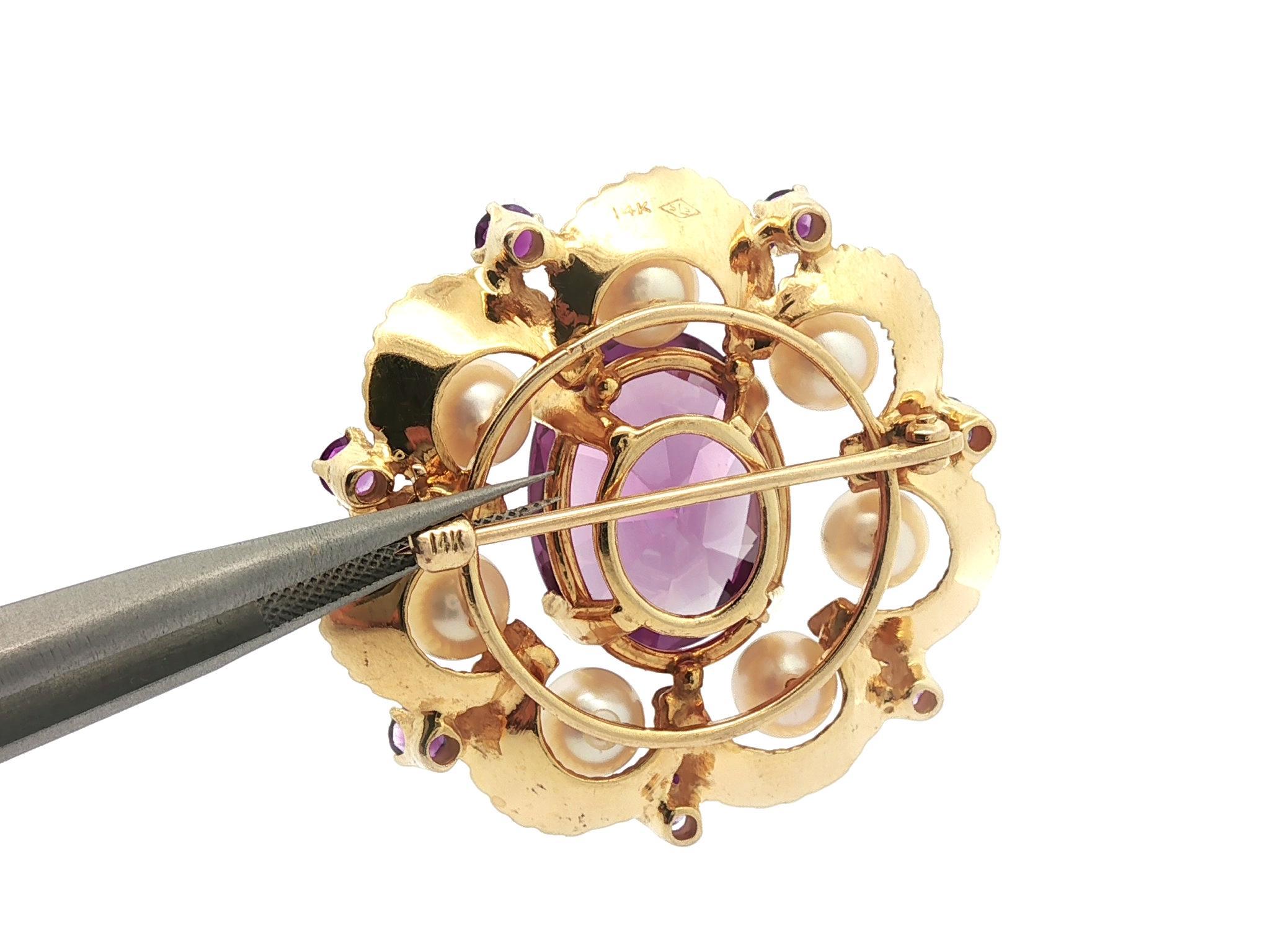 Spilla floreale rotonda d'epoca in oro giallo con pietra viola, ametista e perla in vendita 3
