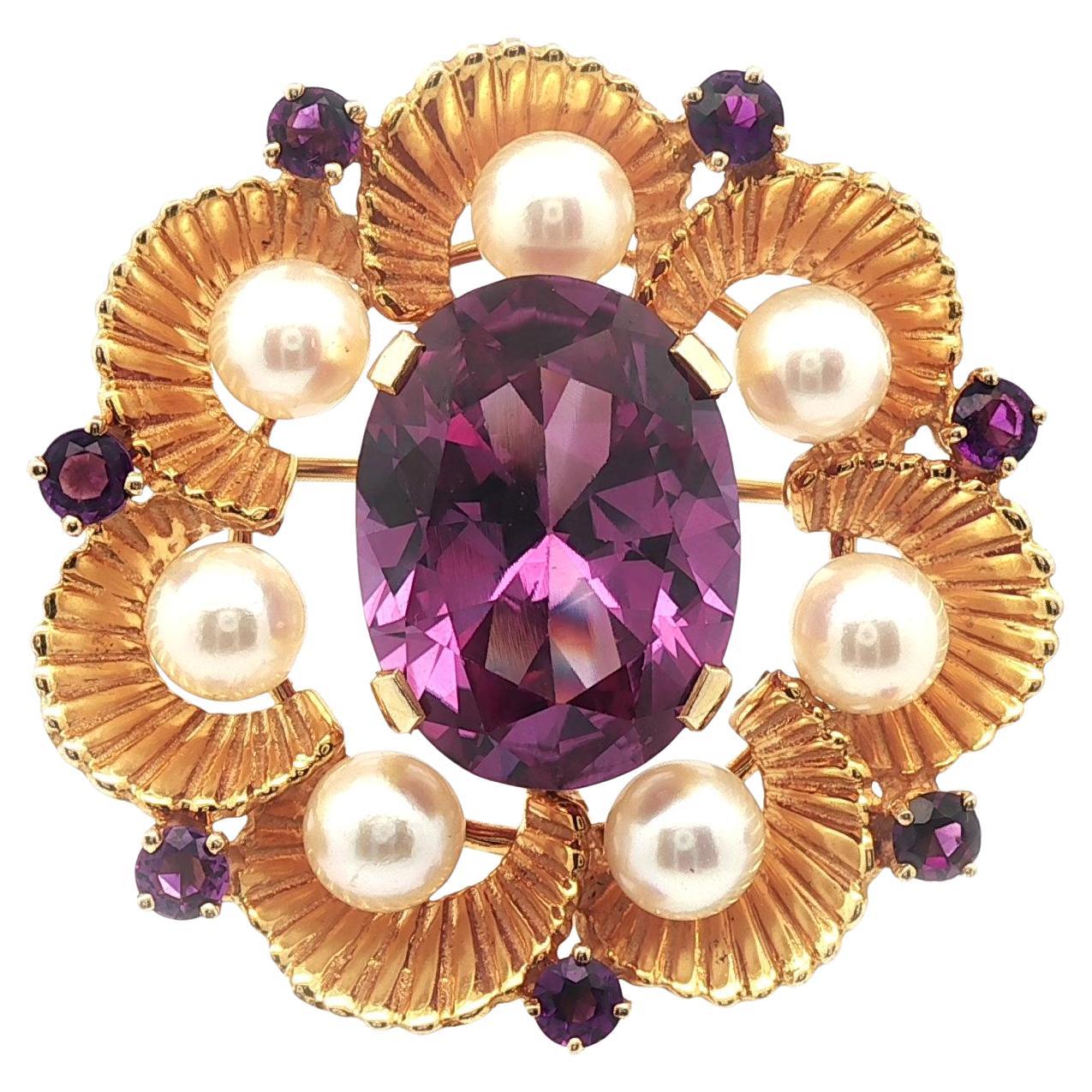 Spilla floreale rotonda d
epoca in oro giallo con pietra viola, ametista e perla in vendita