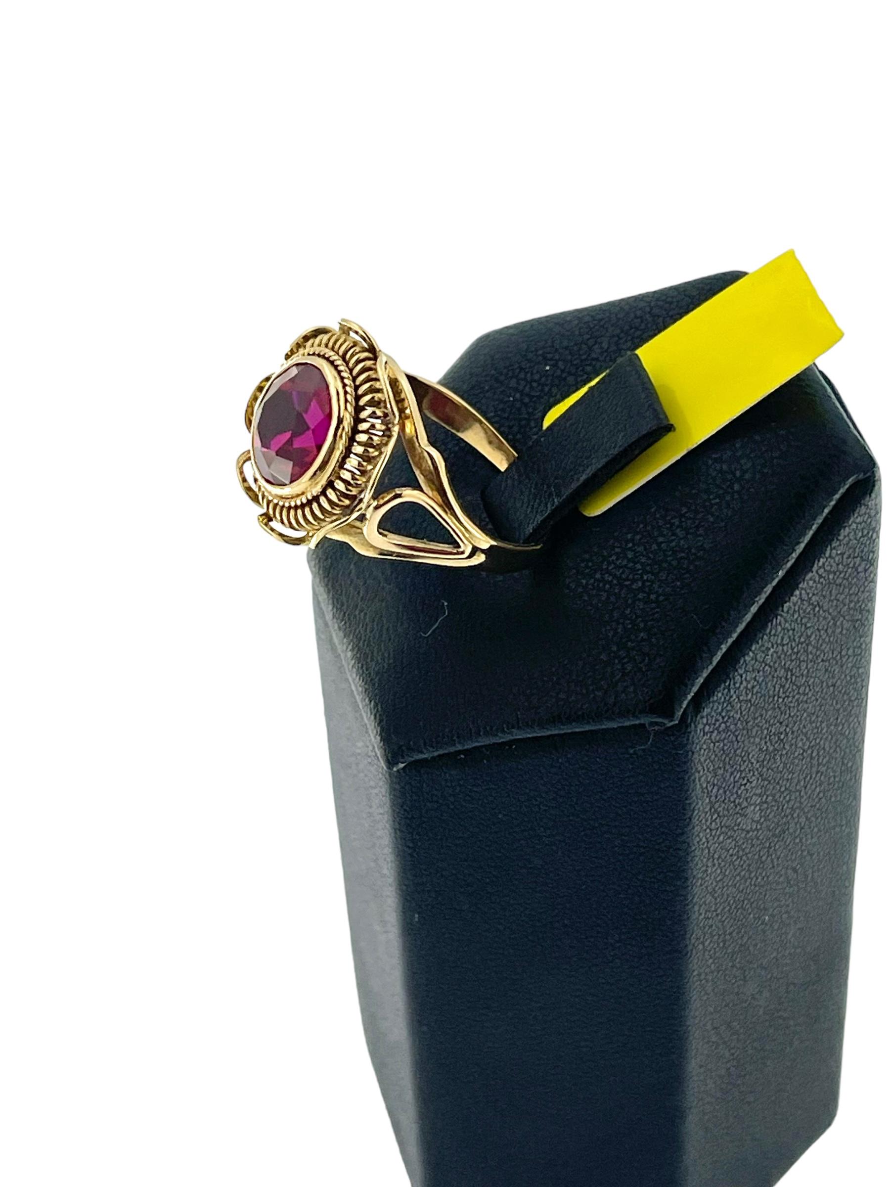 Brilliant Cut Vintage Yellow Gold Ring Lab Grown Ruby IGI Certified For Sale