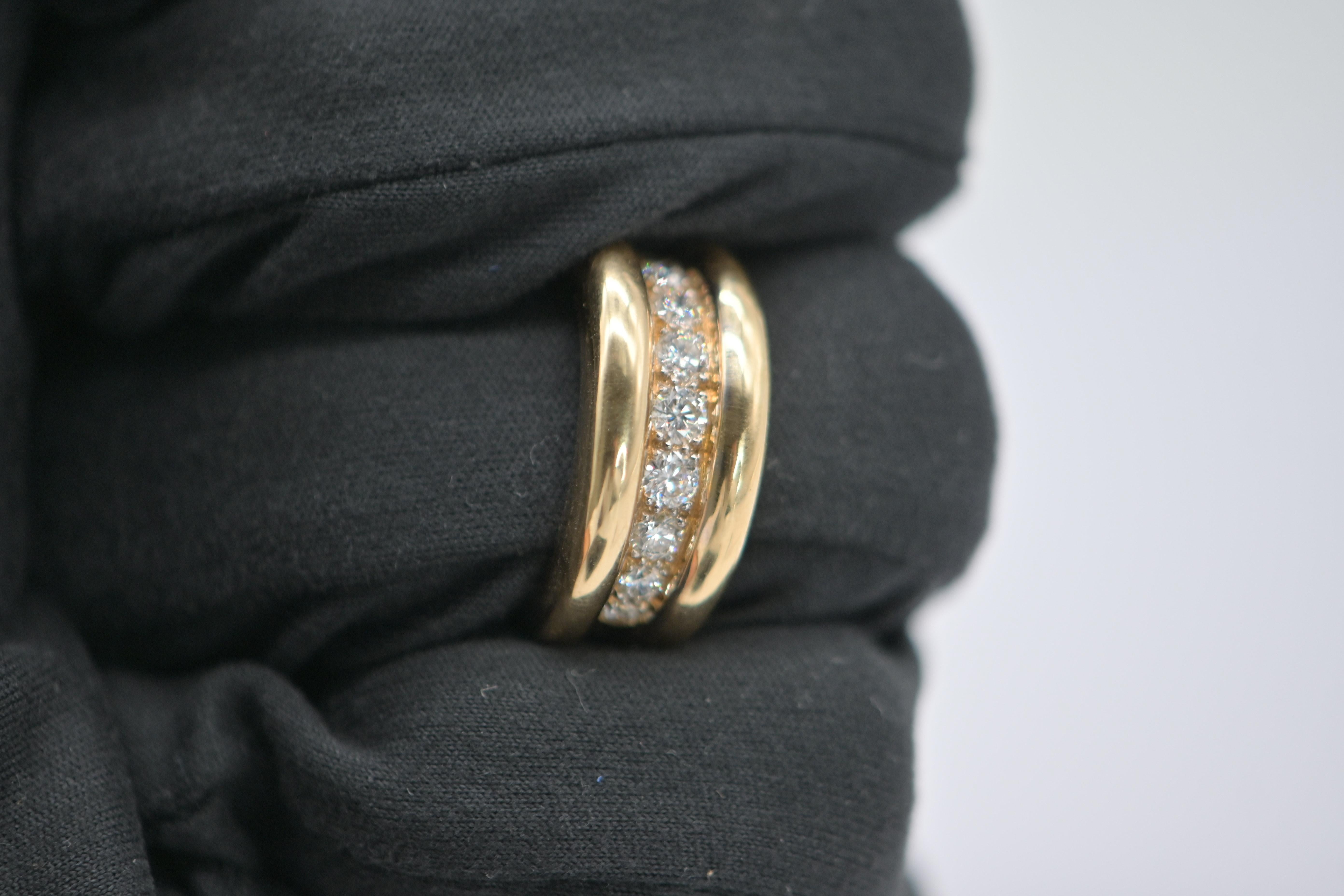 Este elegante anillo de oro amarillo de 18 quilates engastado con diamantes es una pieza preciosa de un archivo de joyería parisino. Nunca usada, esta montura está esperando para acoger una piedra central o para lucirla como una refinada banda de