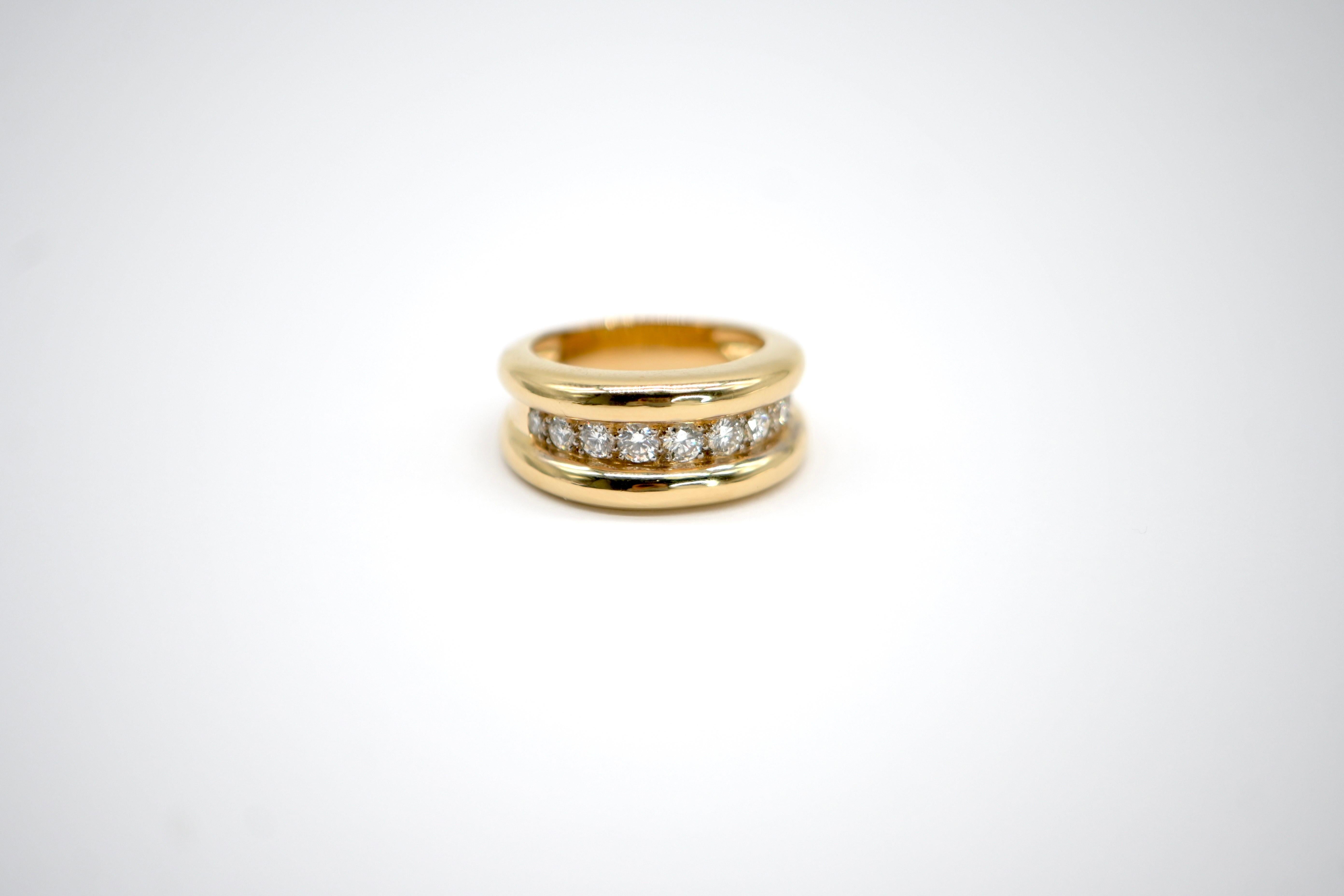 Anillo vintage de oro amarillo engastado con diamantes Corte brillante en venta