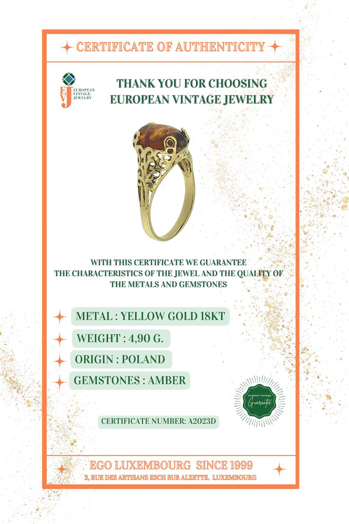 Vintage Yellow Gold Ring with Amber For Sale 1
