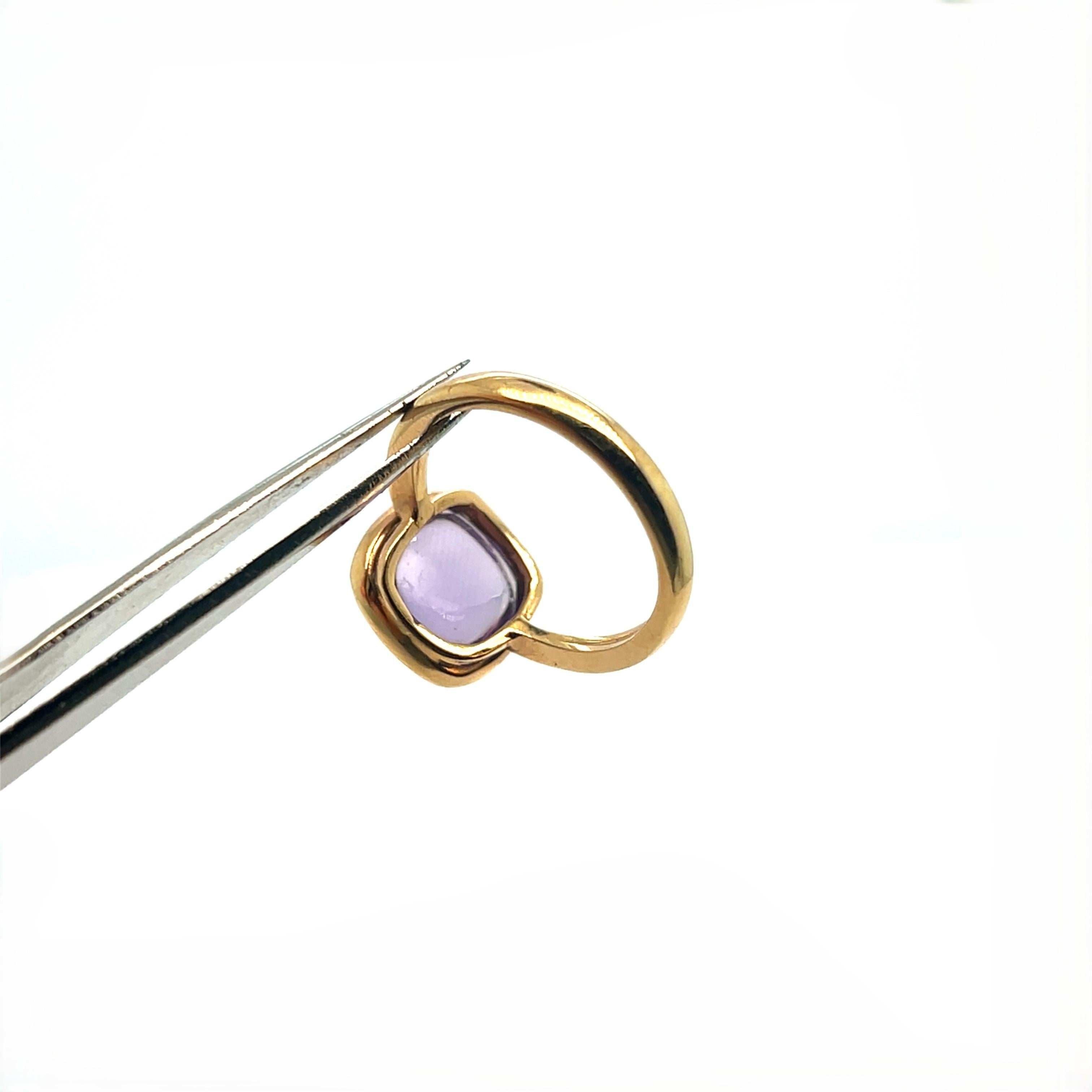 Élégante bague en or jaune 18 carats mettant en valeur un captivant cabochon d'améthyste d'une clarté et d'une couleur exceptionnelles. La pierre précieuse, d'une riche et lumineuse teinte violette, est sertie dans une monture élégante et raffinée