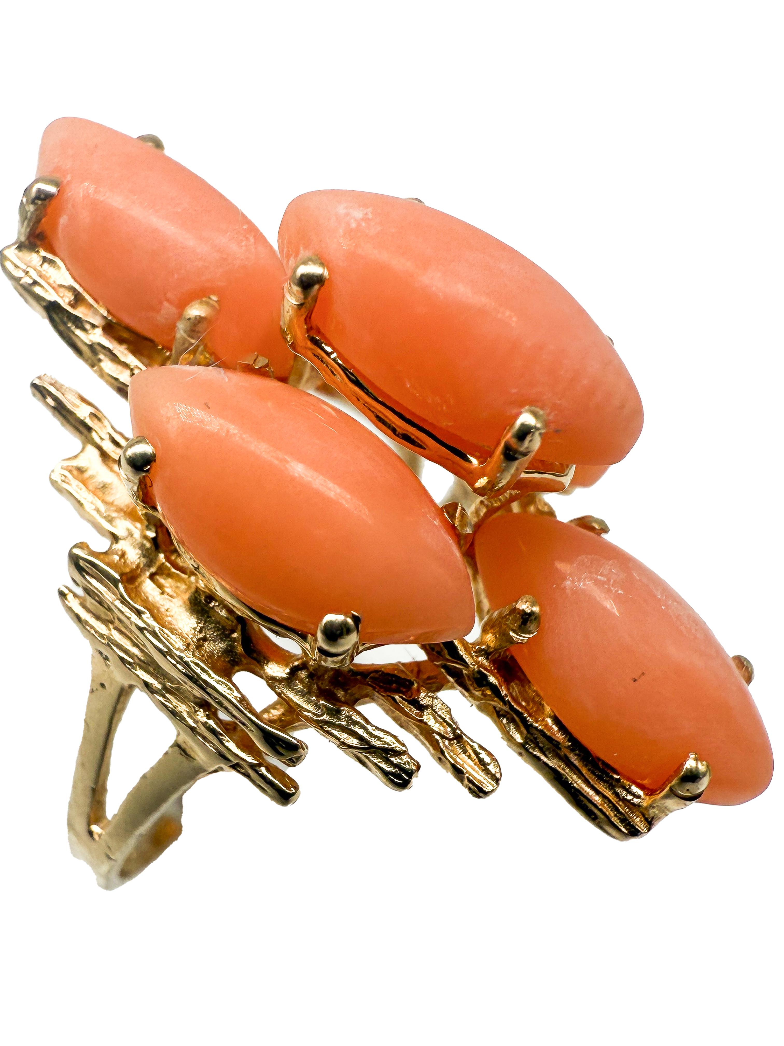 Entdecken Sie ein Schmuckstück, das Geschichte, Natur und Handwerkskunst auf elegante Weise miteinander verbindet. Dieser exquisite Gelbgoldring ist ein zeitloses Highlight mit vier fein geschliffenen Korallen-Cabochons, die in hochwertiges 585er