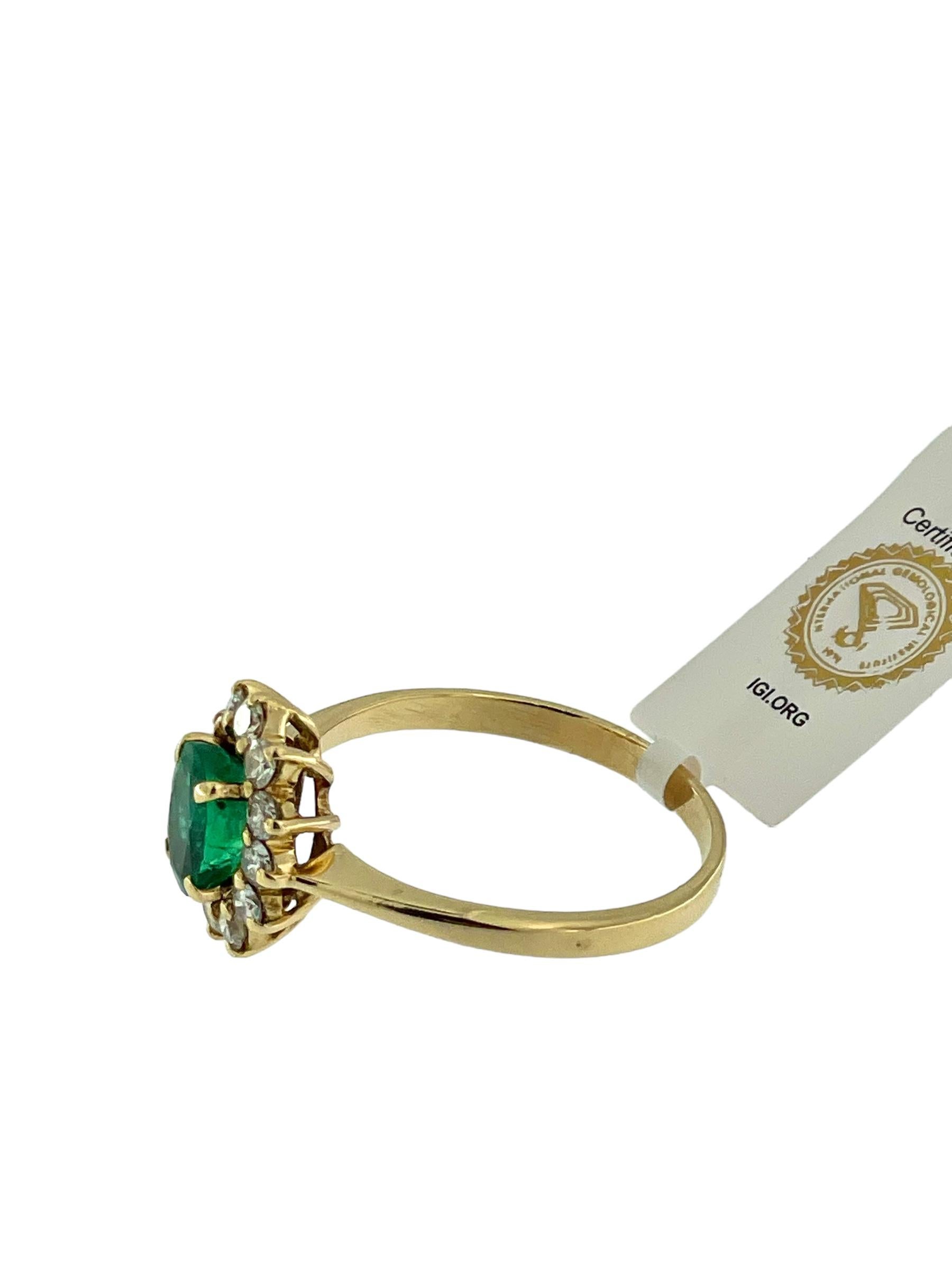 Women's or Men's Vintage Yellow Gold Ring with Emerald and Diamonds IGI Certified For Sale