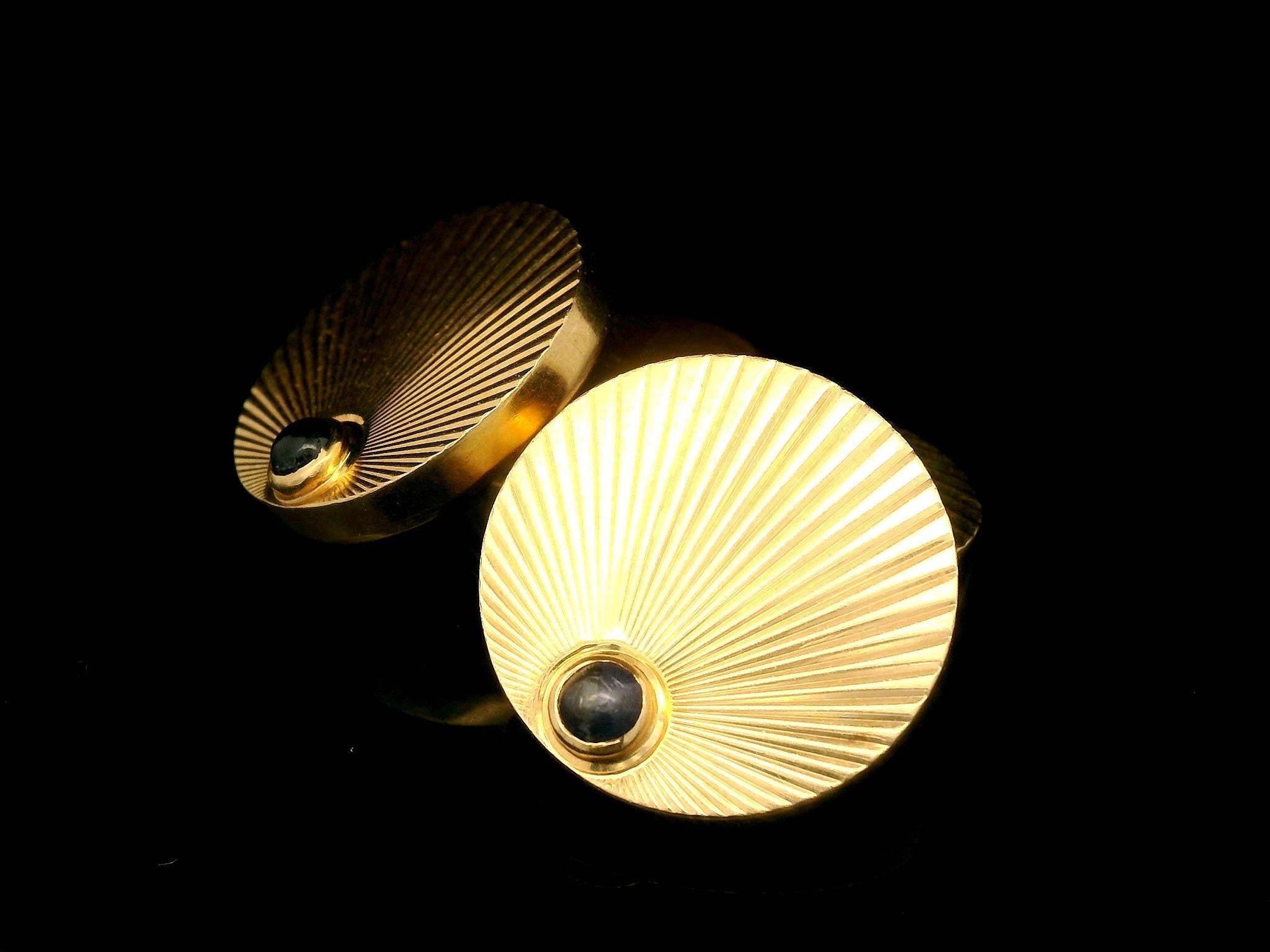 --Pietre: --
(2) Zaffiri naturali autentici - taglio cabochon rotondo - castone - colore blu intenso - 3,5 mm ciascuno (circa)

Materiale: Oro giallo massiccio 14K
Peso: 17,11 grammi
Supporto: A Link Back elasticizzato
Diametro del pannello: