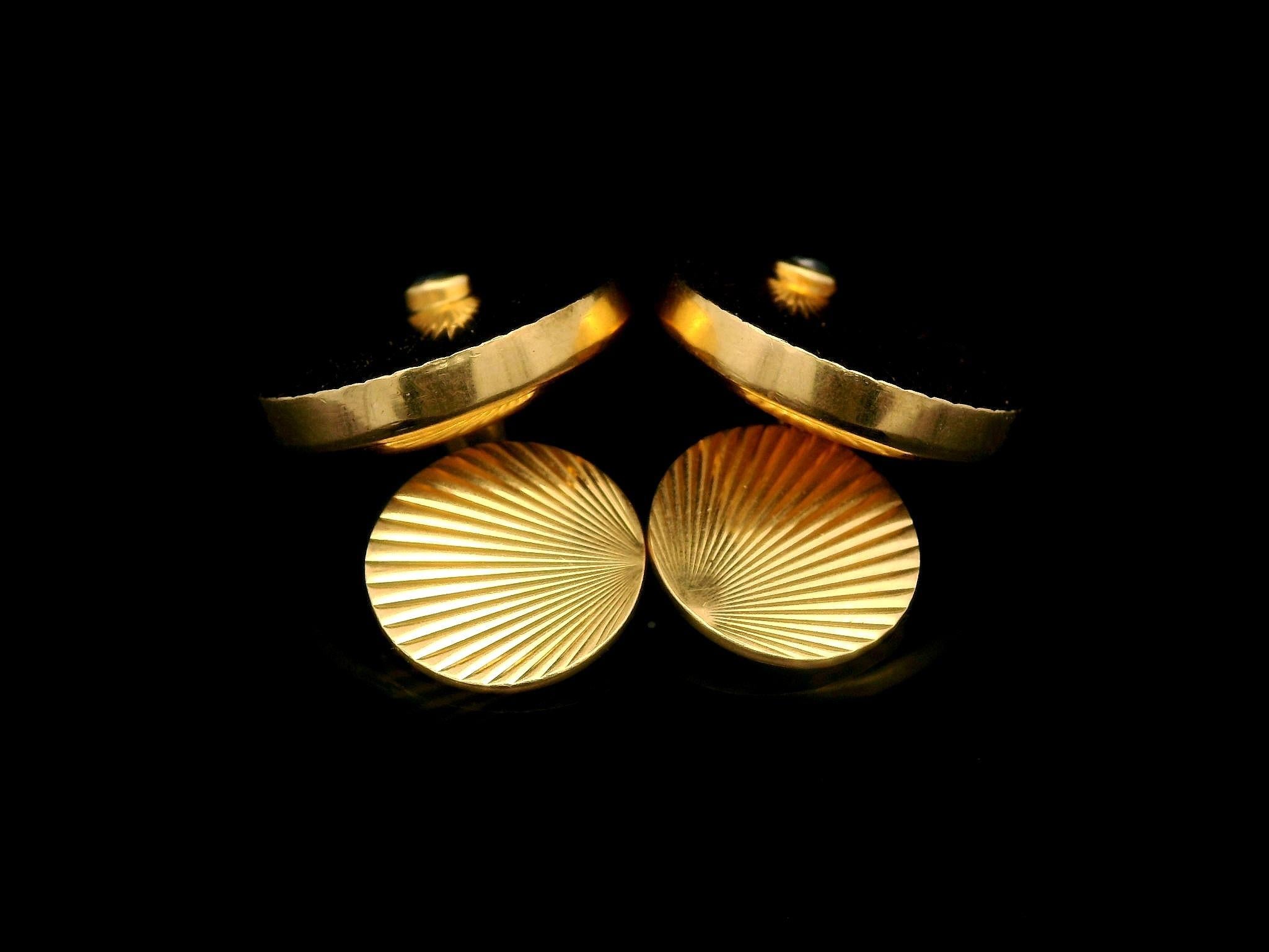 Cabochon Gemelli d'epoca in oro giallo con zaffiro cabochon rotondo, scanalati e allungati in vendita