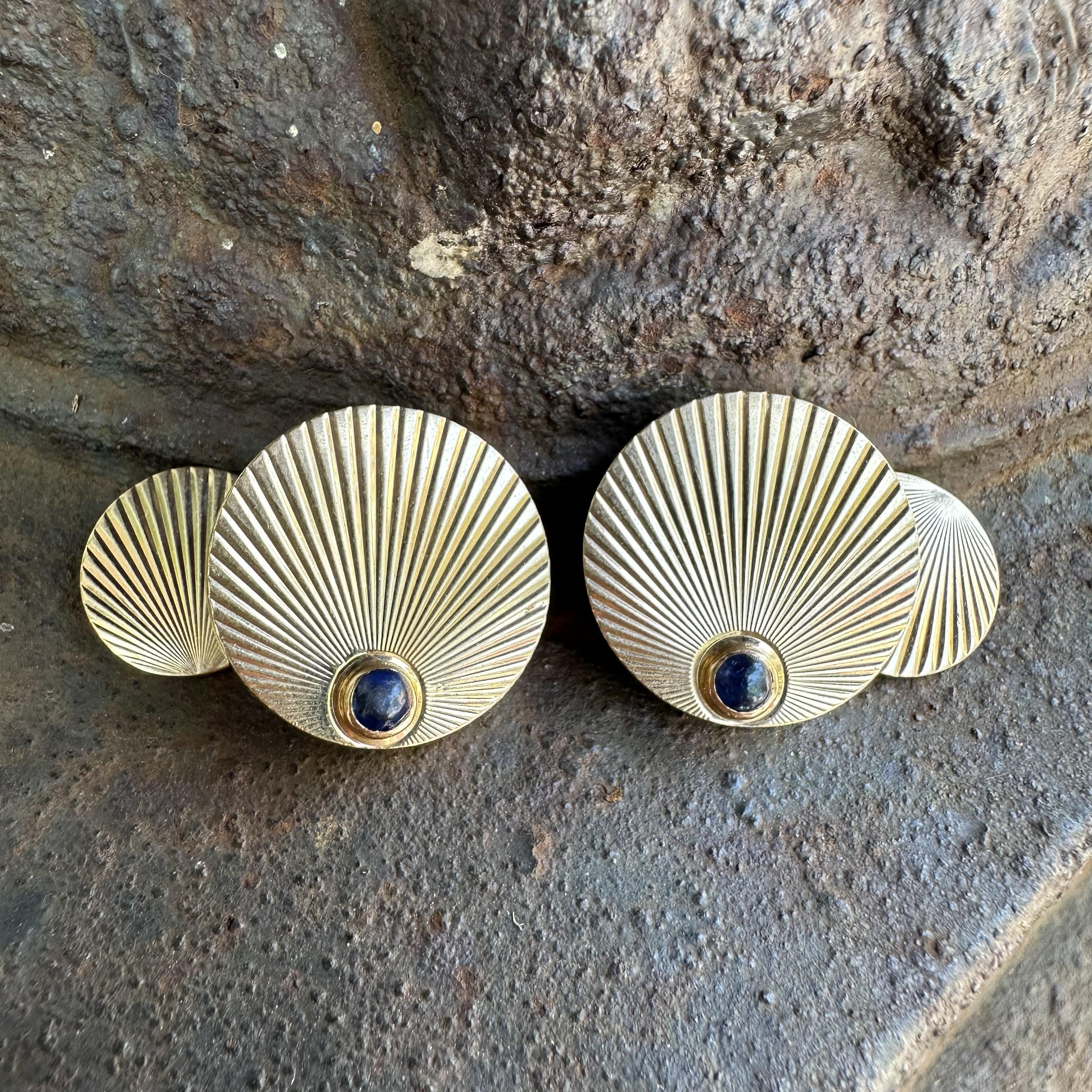 Gemelli d'epoca in oro giallo con zaffiro cabochon rotondo, scanalati e allungati in vendita 1