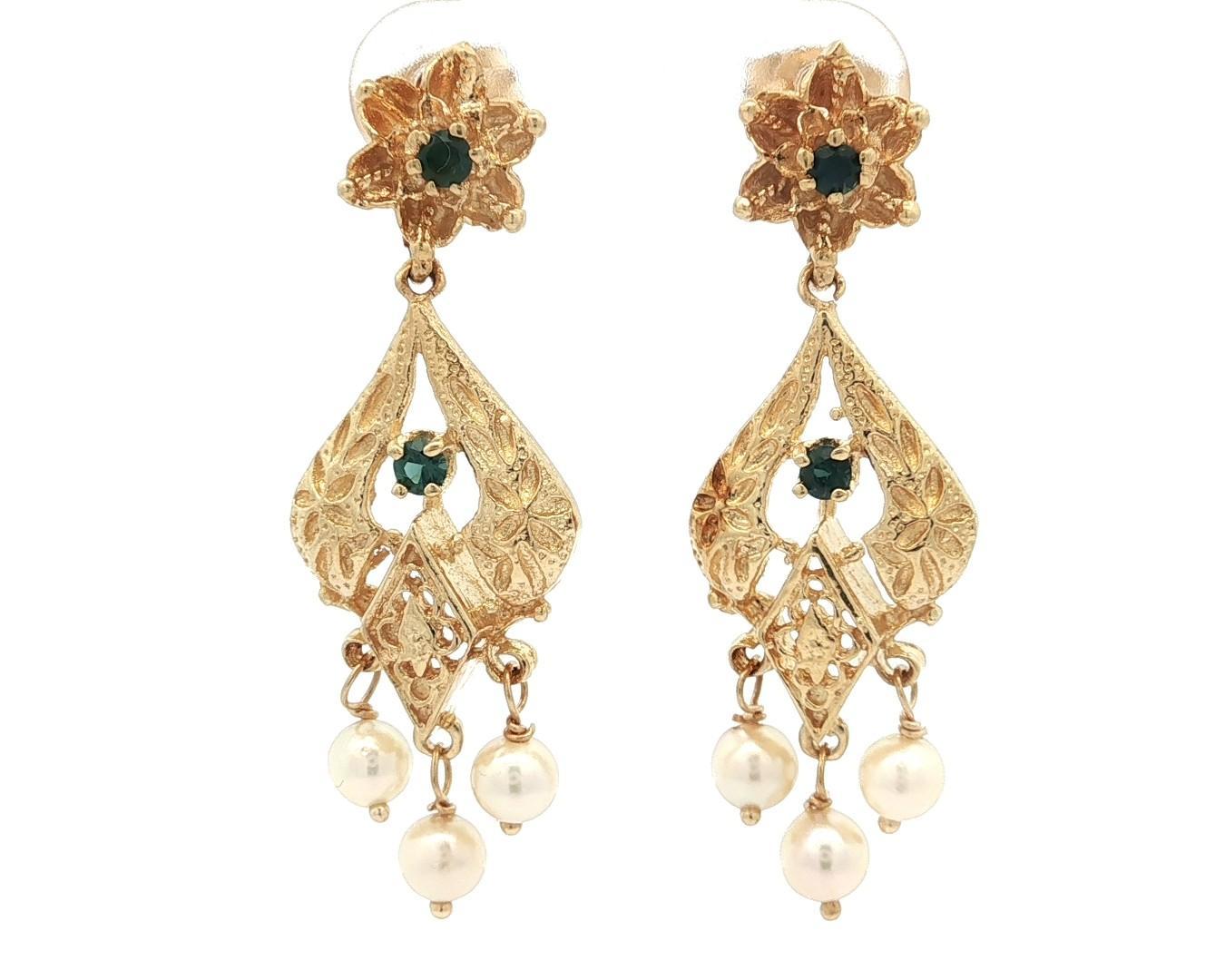 Orecchini pendenti in oro giallo vintage con zaffiro rotondo e perla, con motivo floreale strutturato