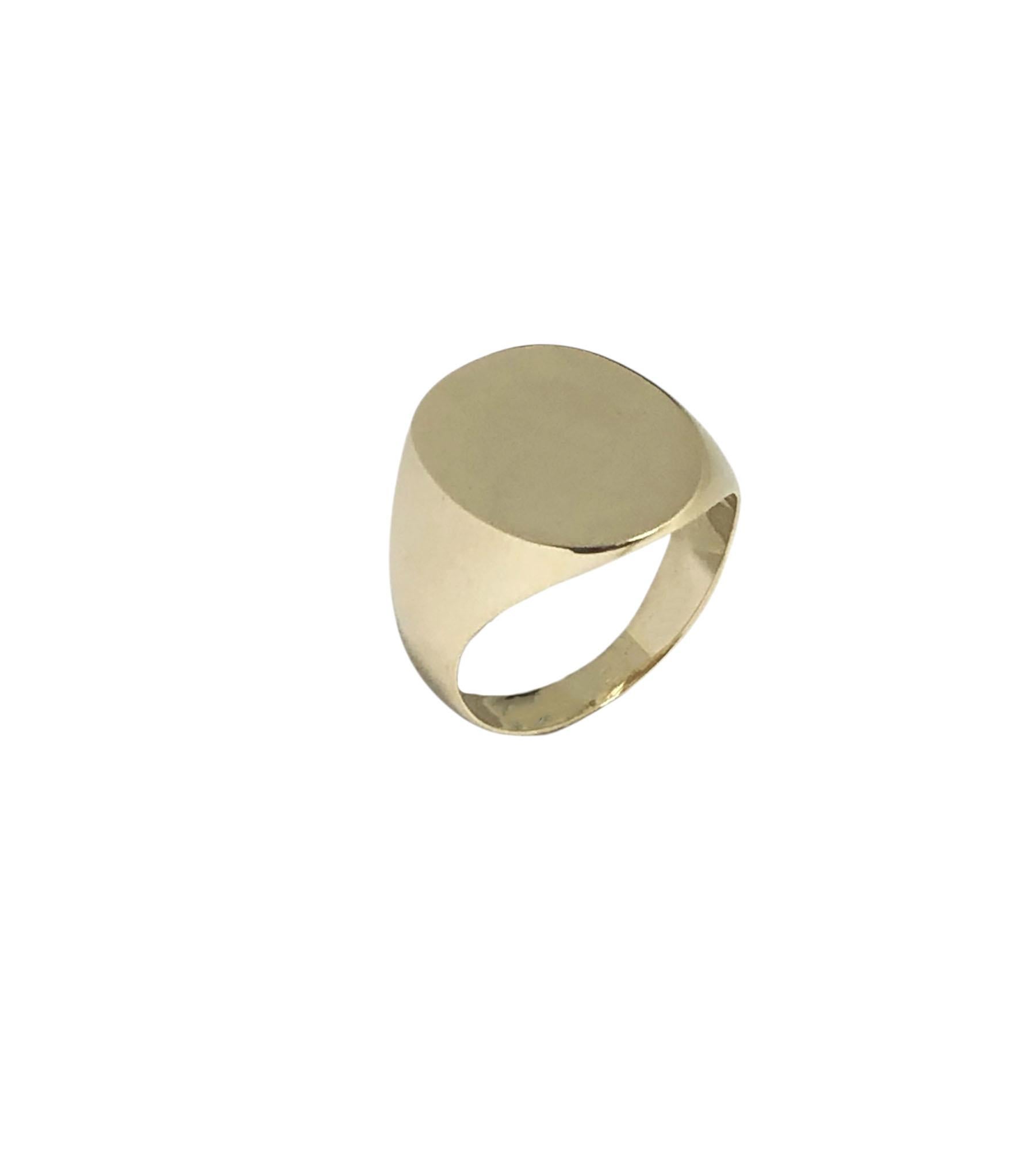 Vintage Yellow Gold Signet Ring In Excellent Condition For Sale In Chicago, IL