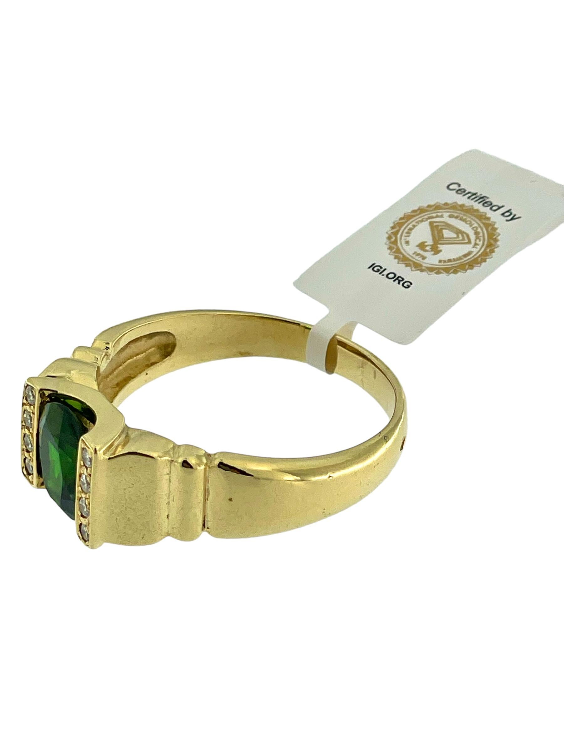 Cette chevalière en or jaune Vintage est un mélange étonnant de charme classique et d'élégance intemporelle. Fabriqué en or jaune luxueux de 18kt, il dégage une lueur chaude et invitante qui complète son design d'inspiration vintage.

Au centre de