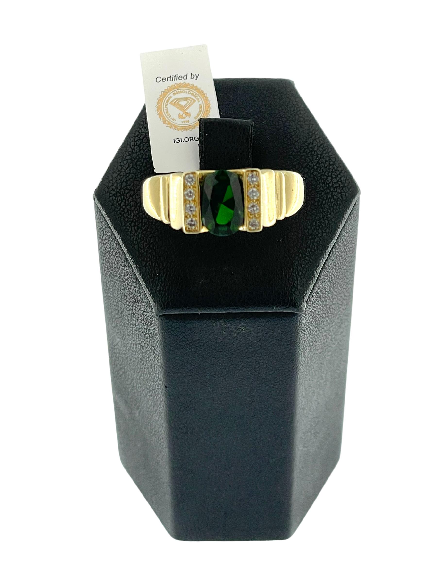 Vintage Yellow Gold Signet Ring with Diamonds and Green Diopside IGI Certified  In Good Condition For Sale In Esch sur Alzette, Esch-sur-Alzette