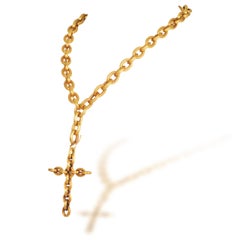 Collana con ciondolo a forma di croce in oro giallo vintage e con maglie strutturate