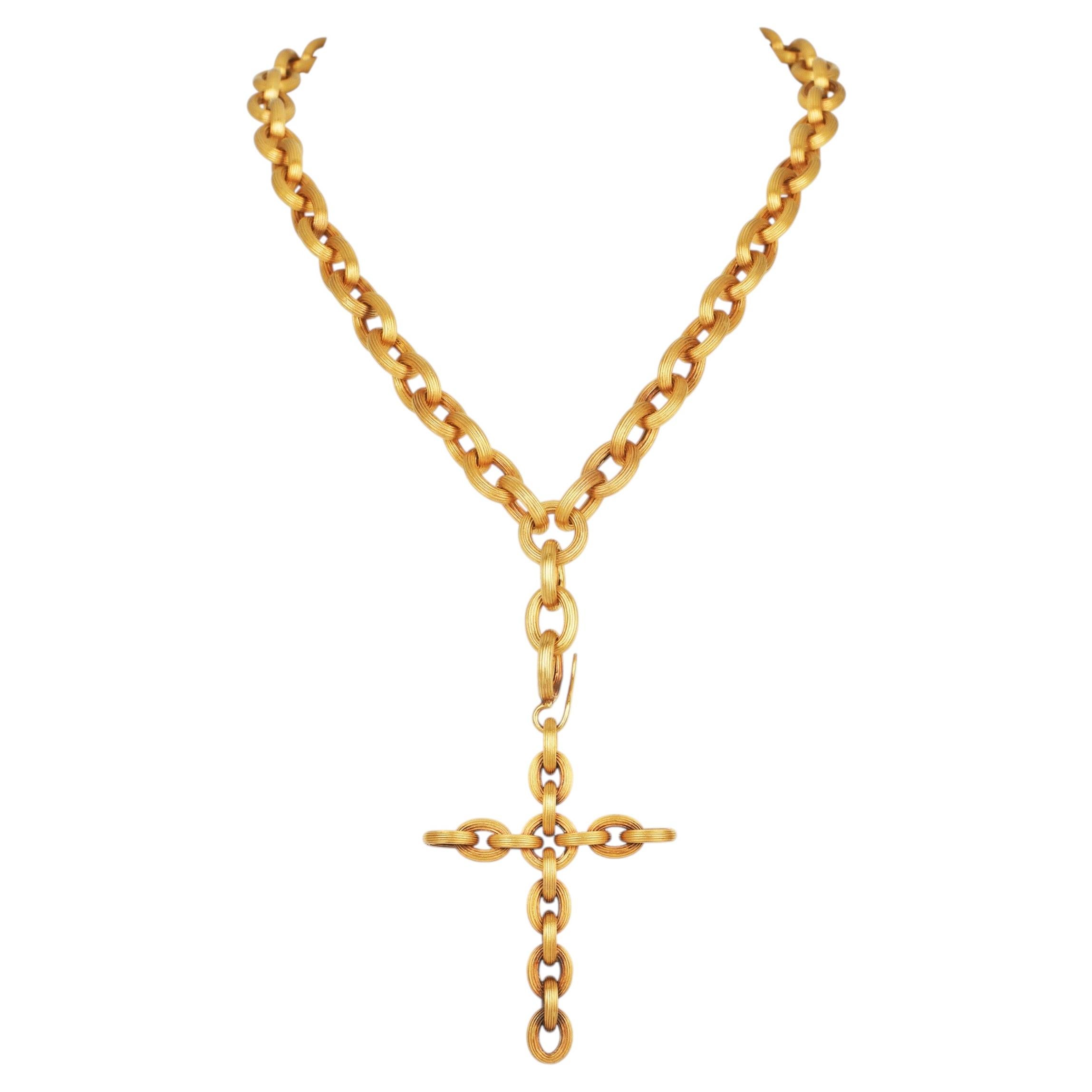 Collana con ciondolo a forma di croce in oro giallo vintage e con maglie strutturate