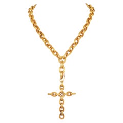 Collana con ciondolo a forma di croce in oro giallo vintage e con maglie strutturate