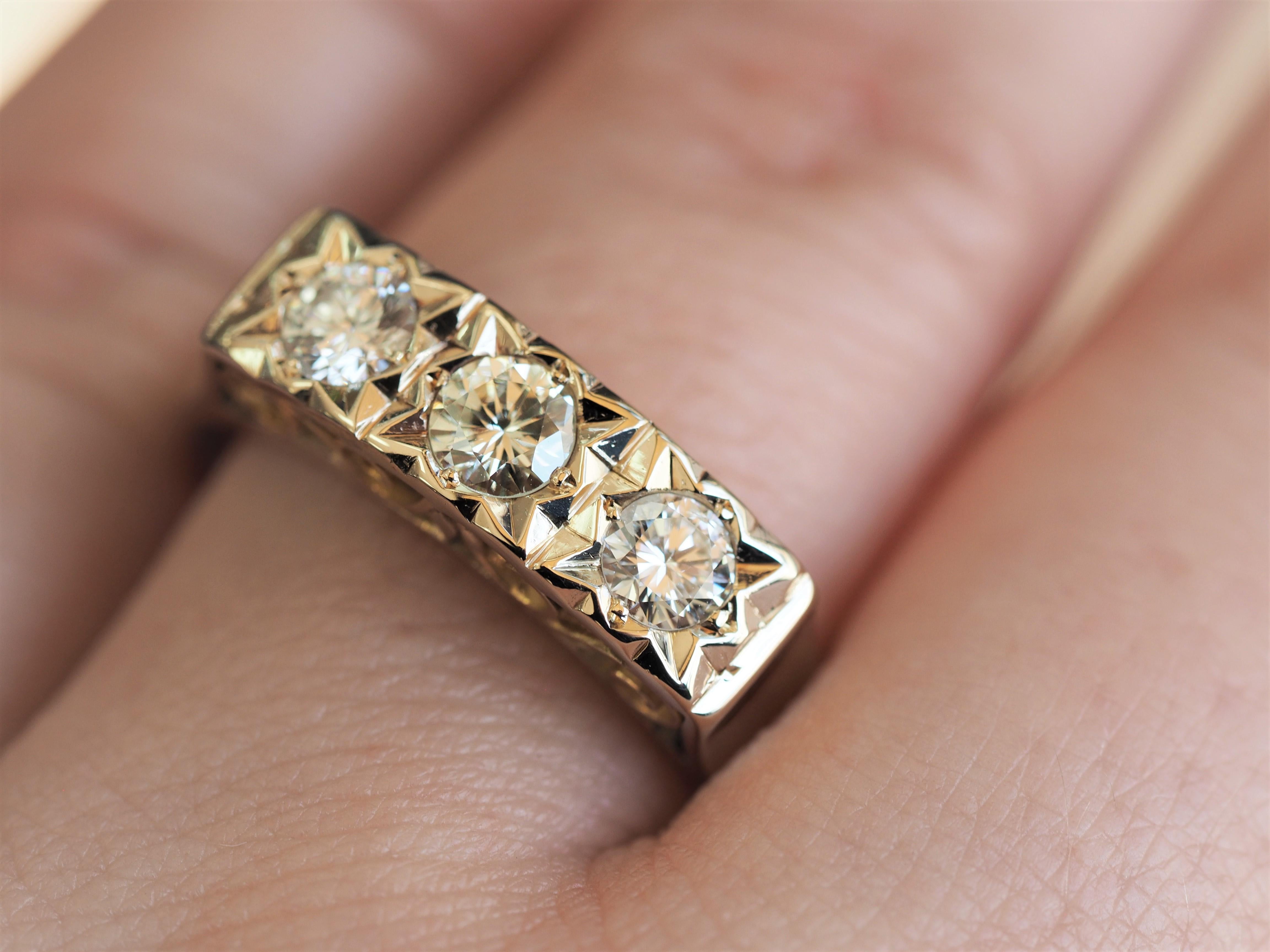 Dreisteiniger filigraner Verlobungsring aus Gelbgold mit Diamant (Art déco) im Angebot