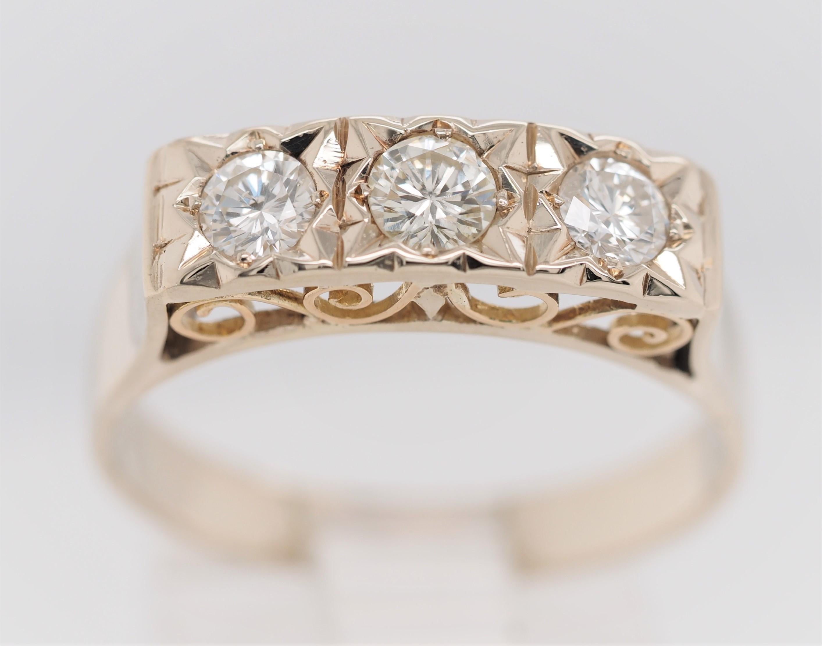 Dreisteiniger filigraner Verlobungsring aus Gelbgold mit Diamant im Zustand „Hervorragend“ im Angebot in Addison, TX