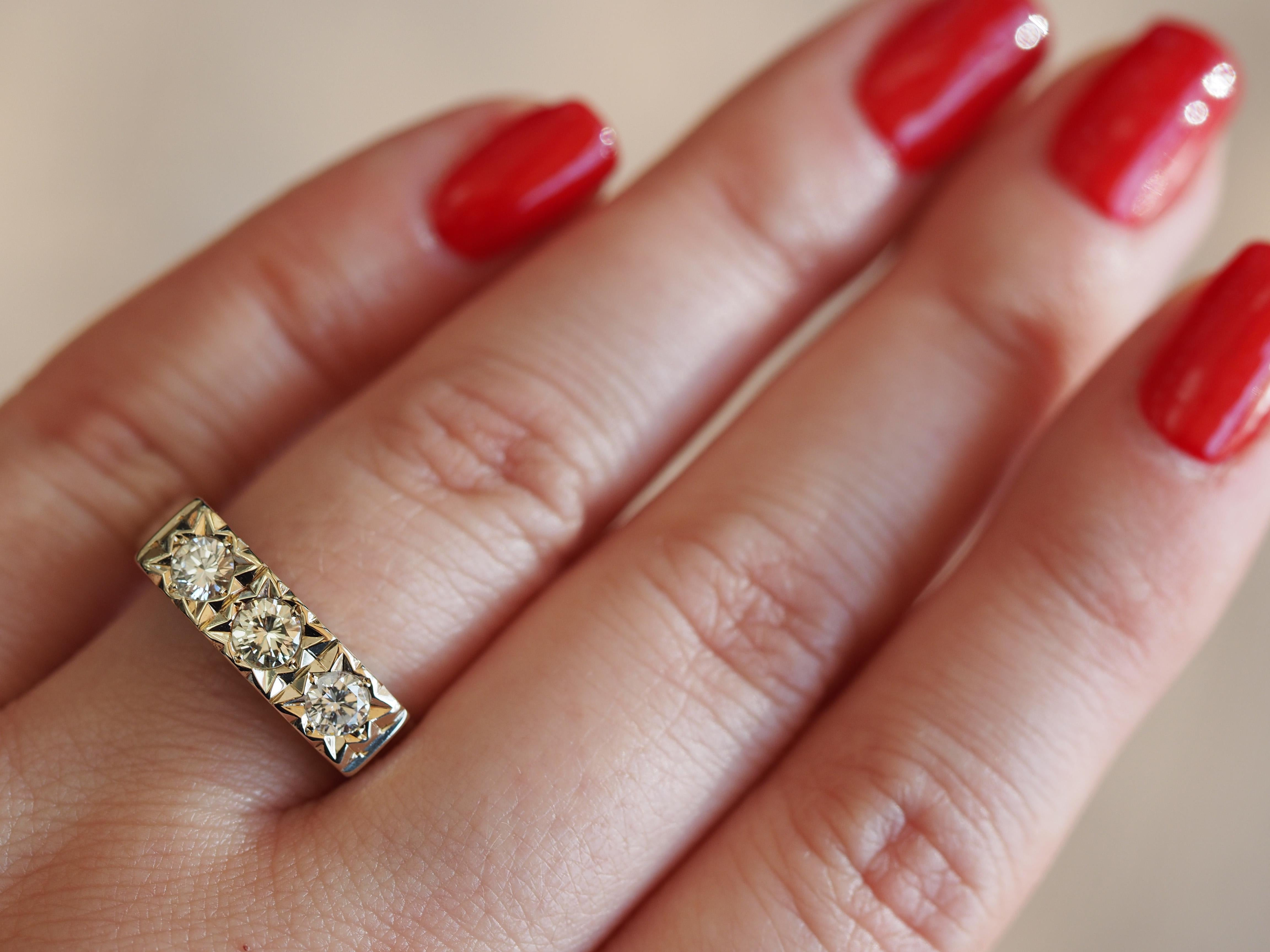 Dreisteiniger filigraner Verlobungsring aus Gelbgold mit Diamant im Angebot 2