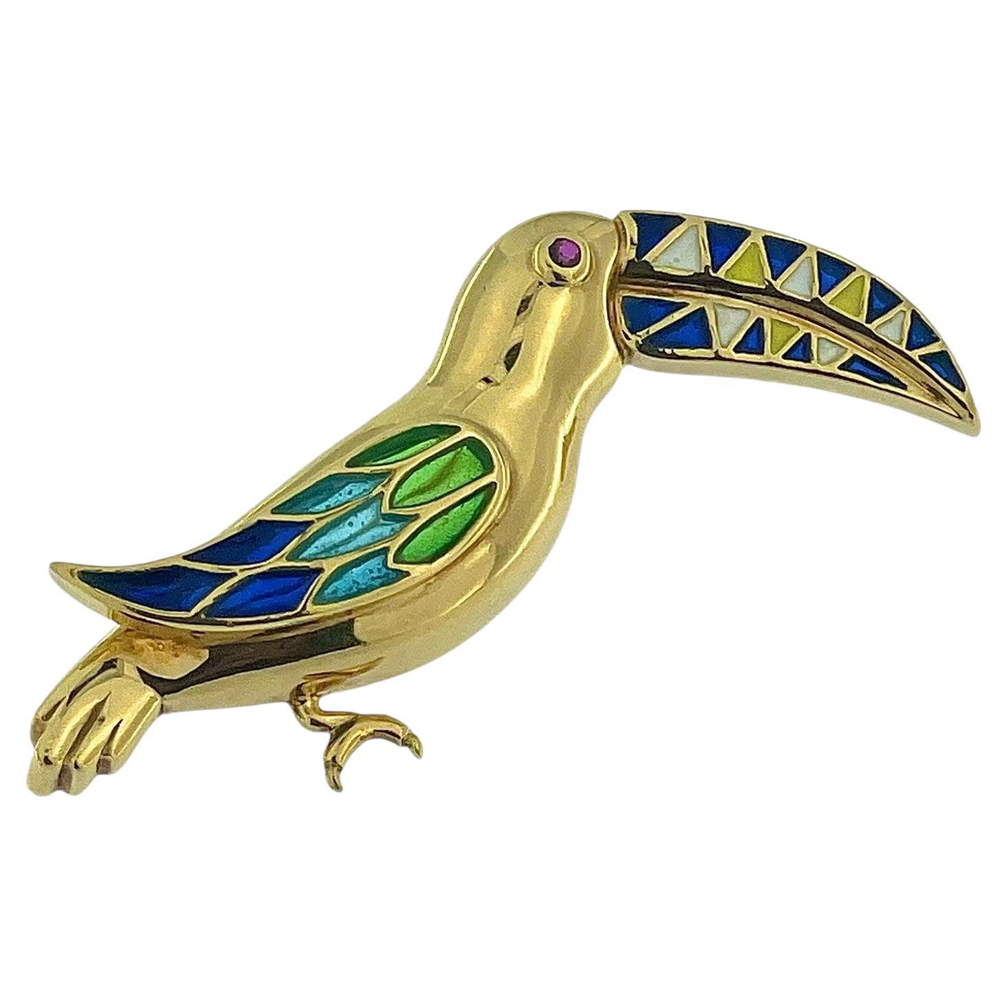 This Vintage Toucan Brooch is a whimsical yet sophisticated piece of fine jewelry, meticulously crafted in 18kt yellow gold. The design captures the exotic beauty of a toucan, brought to life with vibrant enamel detailing and a touch of luxury