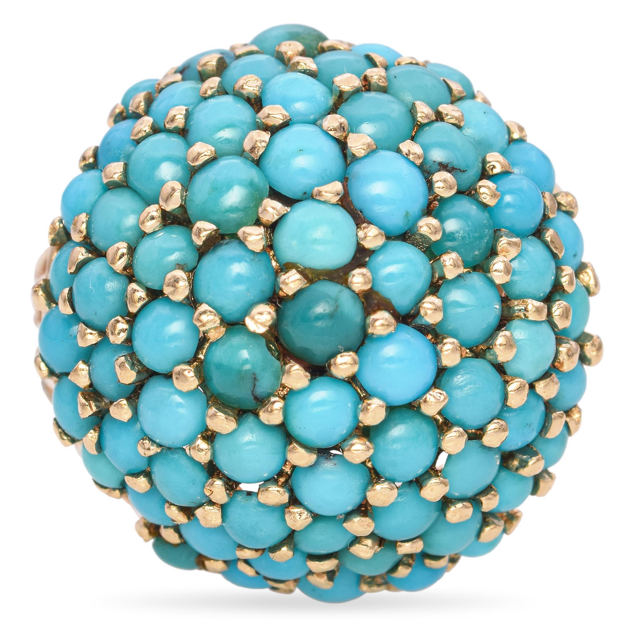 Atemberaubende Vintage Türkis Cluster Kuppel Ring. Dieser exquisite Ring ist in einem warmen Goldton gefertigt. Auf der Oberseite befindet sich eine leuchtende Ansammlung von Türkiscabochons, die sorgfältig in eine Kuppelform gefasst sind. Das