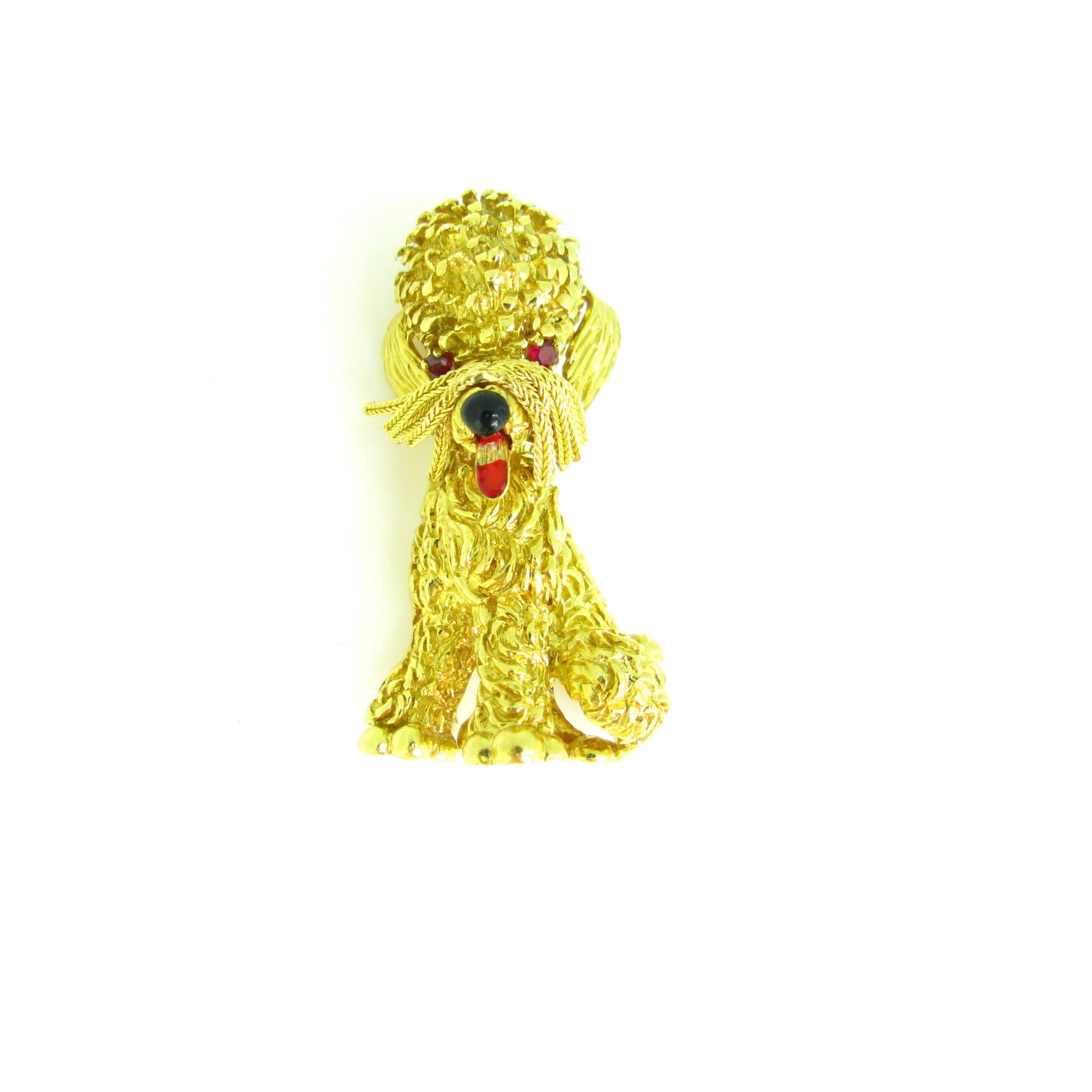 This whimsical poodle is fully made in 18kt solid gold. He has moving tassel whiskers. His nose and tong are enamelled. It was made in France circa 1960. We can clearly see the maker’s mark: N / two skittles / E,  for the jeweler Espezel, based in