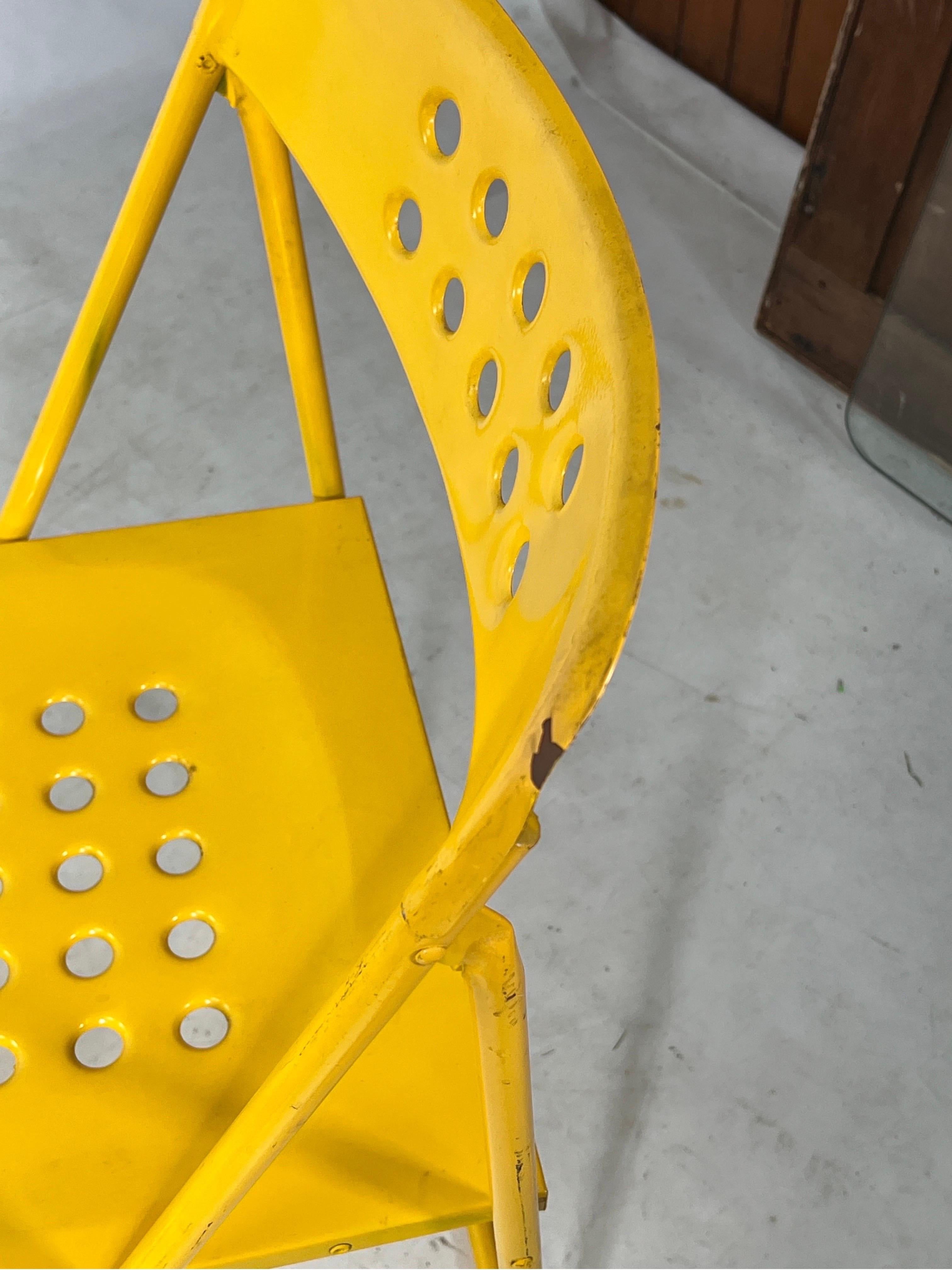 Gelbe industrielle moderne klappbare Vintage-Stühle – ein Paar im Angebot 3