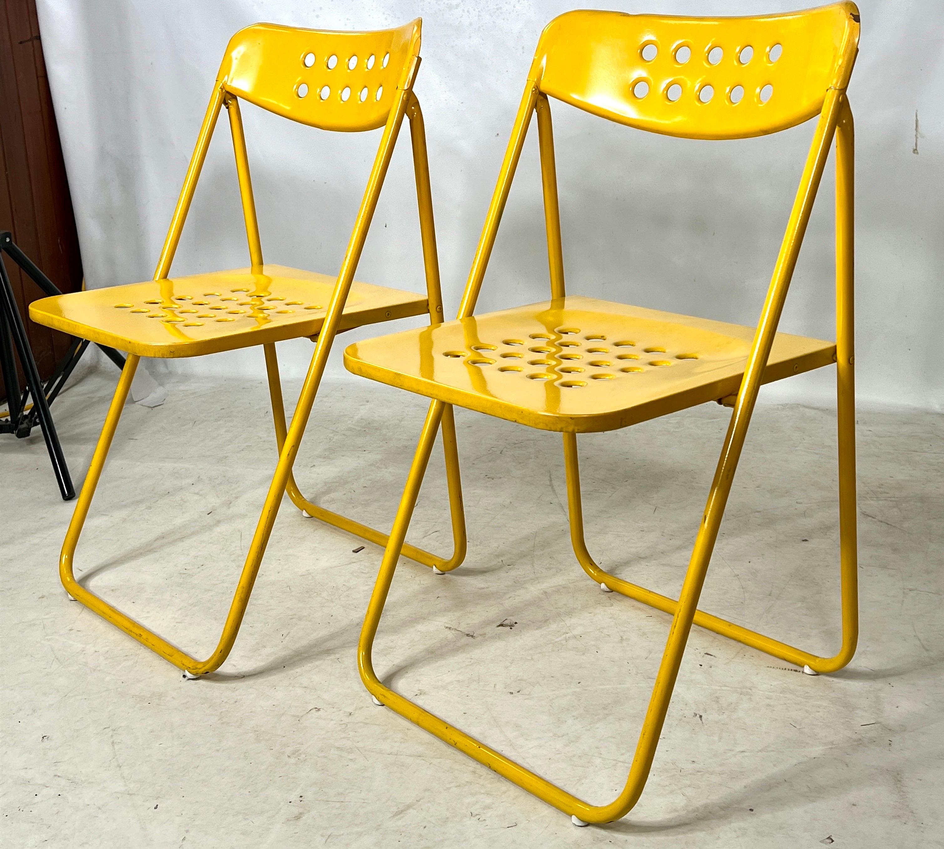 Voici un superbe ensemble de deux chaises pliantes vintage en métal.