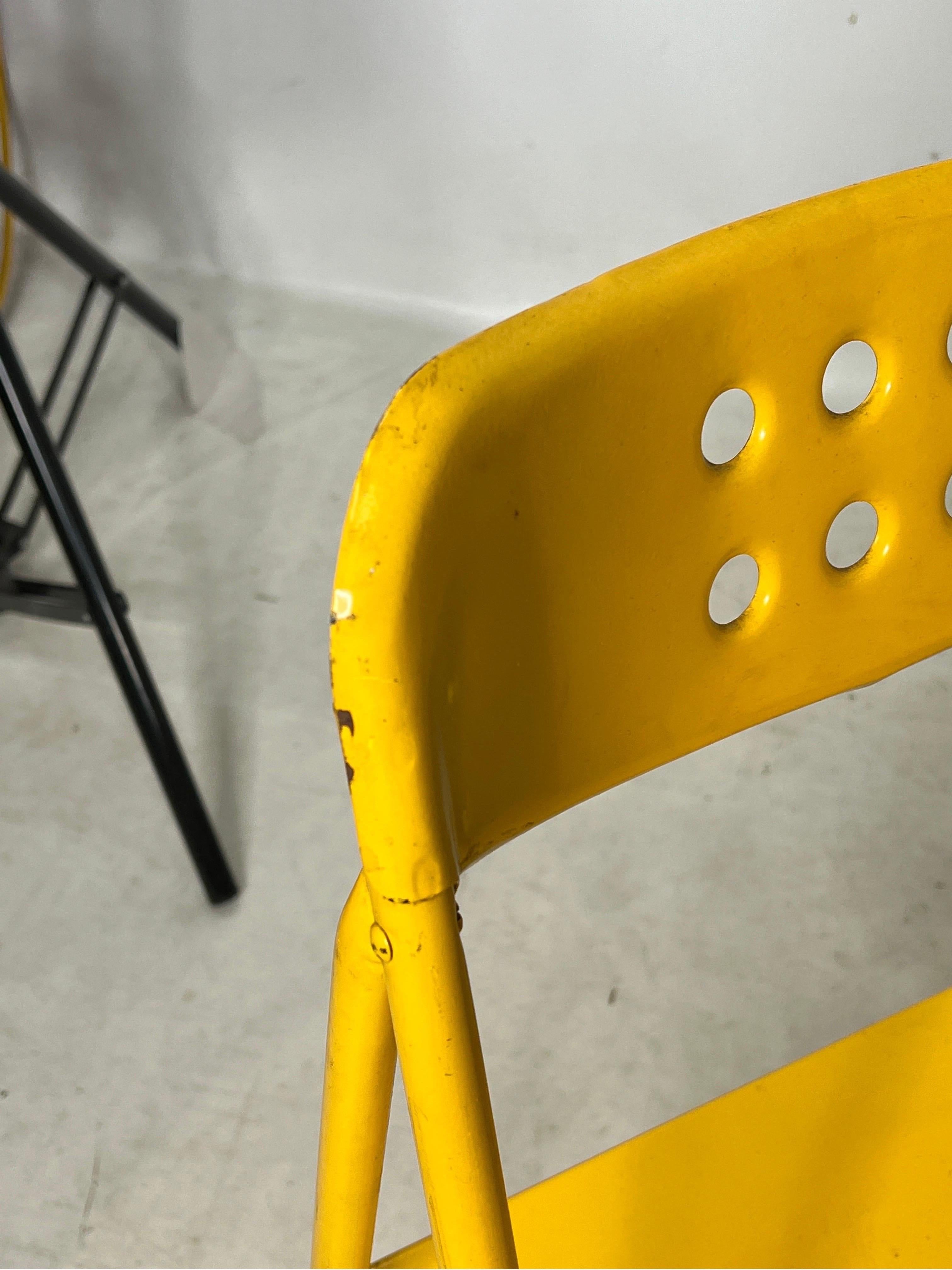 Gelbe industrielle moderne klappbare Vintage-Stühle – ein Paar (Moderne der Mitte des Jahrhunderts) im Angebot