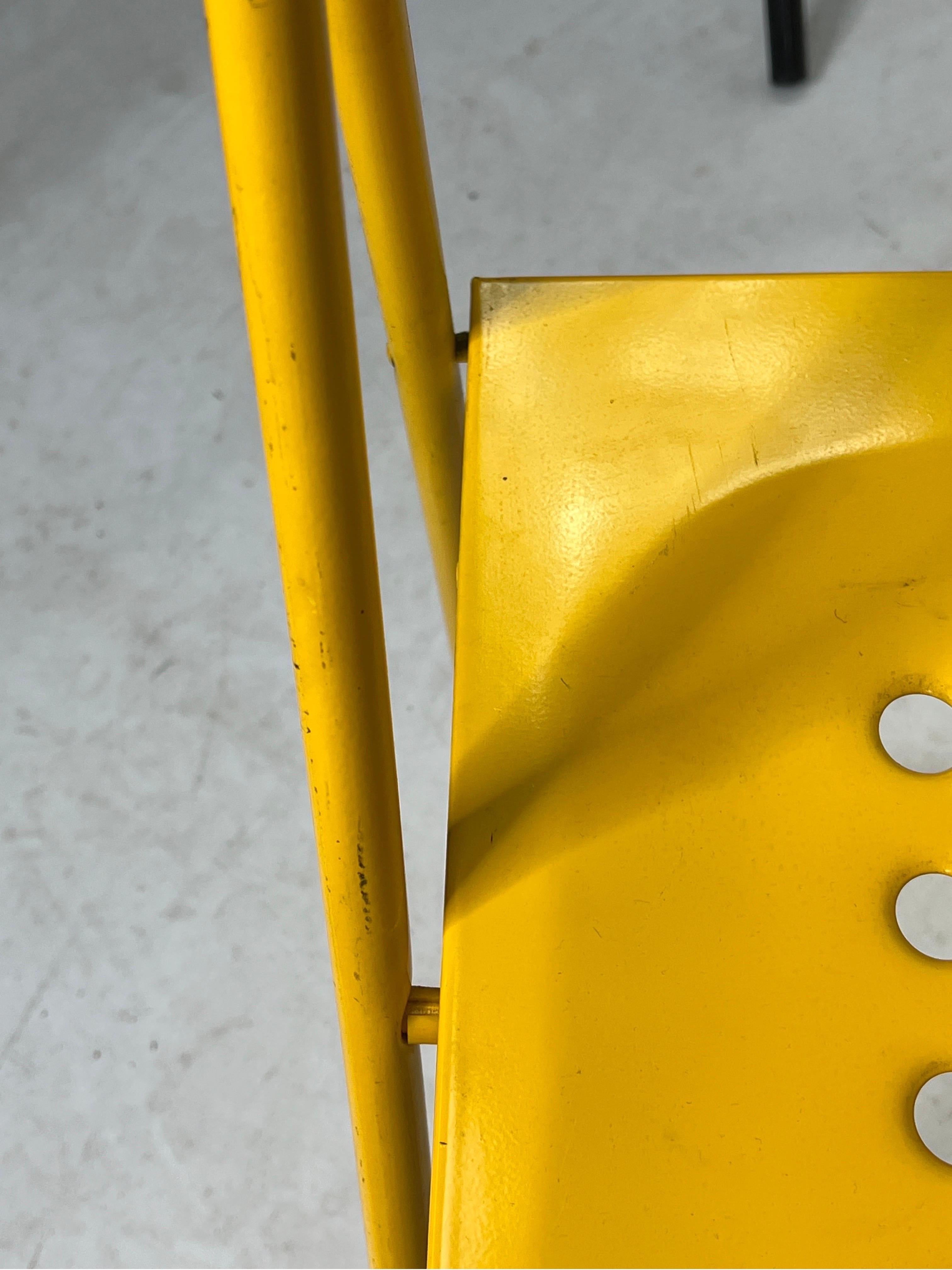 Gelbe industrielle moderne klappbare Vintage-Stühle – ein Paar (Ende des 20. Jahrhunderts) im Angebot