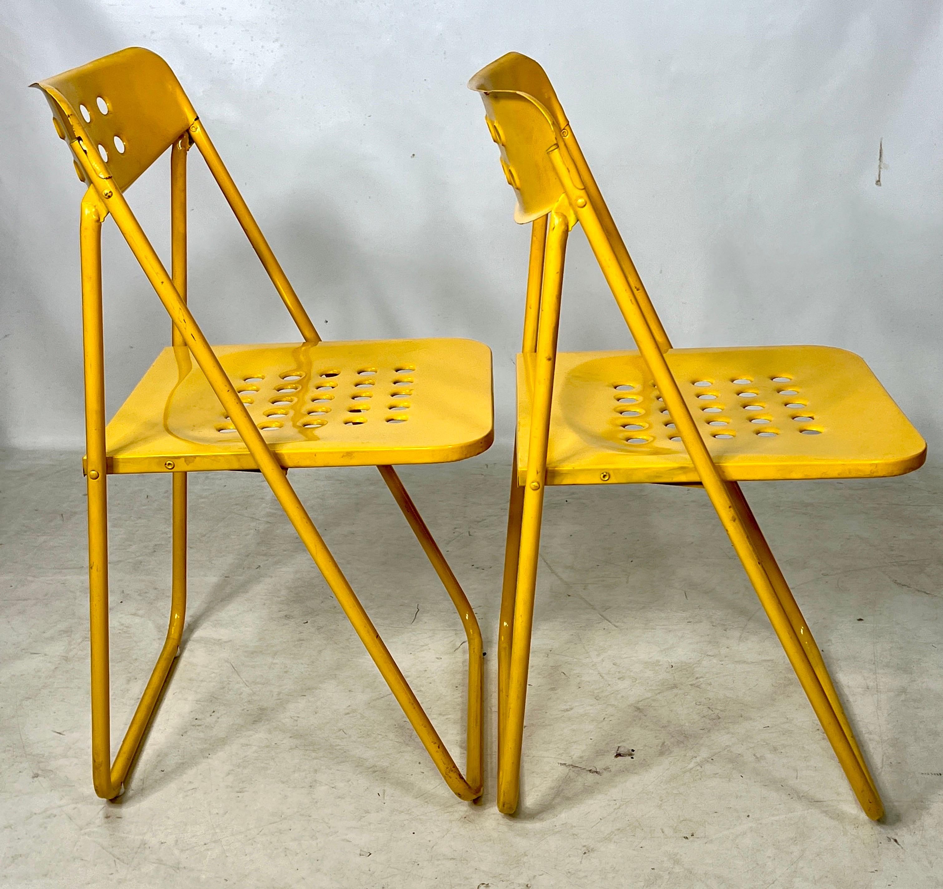 Gelbe industrielle moderne klappbare Vintage-Stühle – ein Paar im Angebot 1